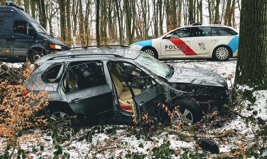 Car crash: Car loses control going around corner and crashes into trees ...