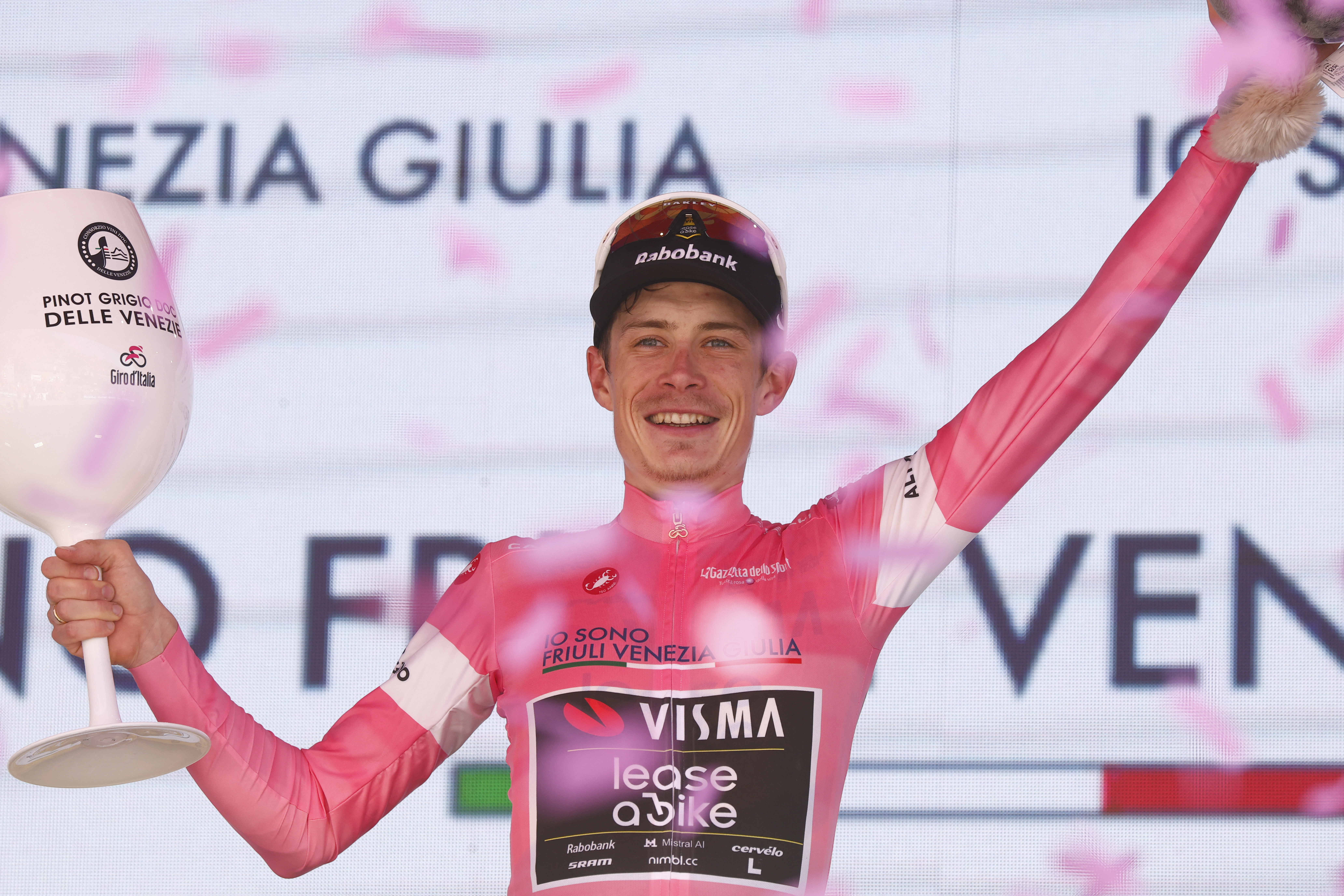 Giro d'Italia: 14. Etapp: Jonas Vingegaard dominéiert an den Alpen an iwwerhëlt Rosa