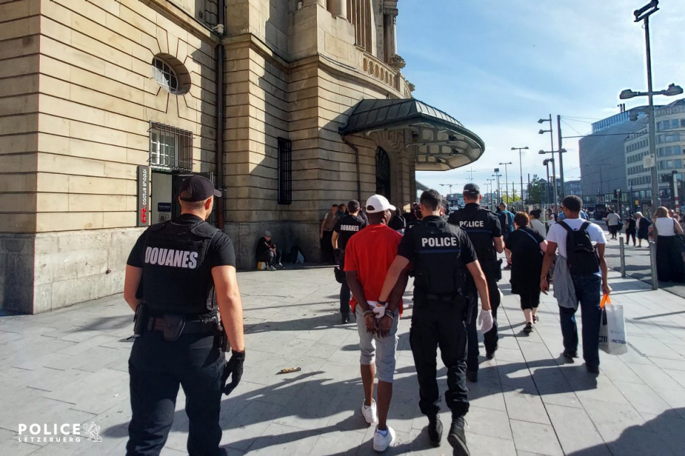 Descente de police à la gare: Une vaste opération permet de saisir drogues, cash et téléphones