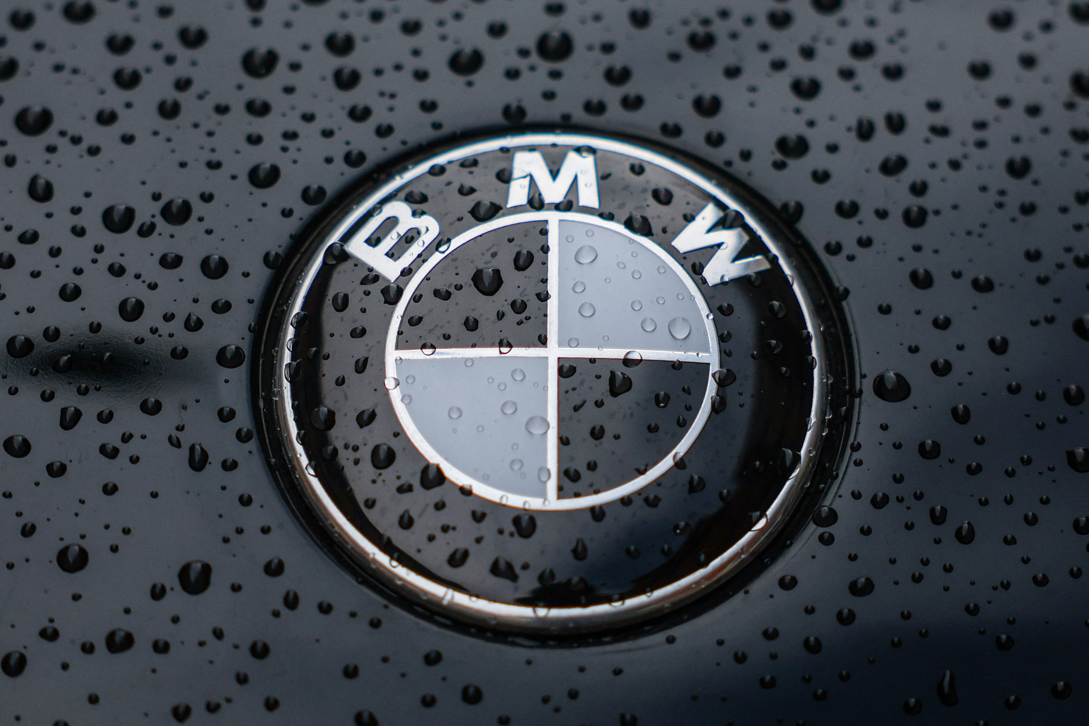 Automobile: BMW vise 8.000 suppressions de postes d'ici fin 2027