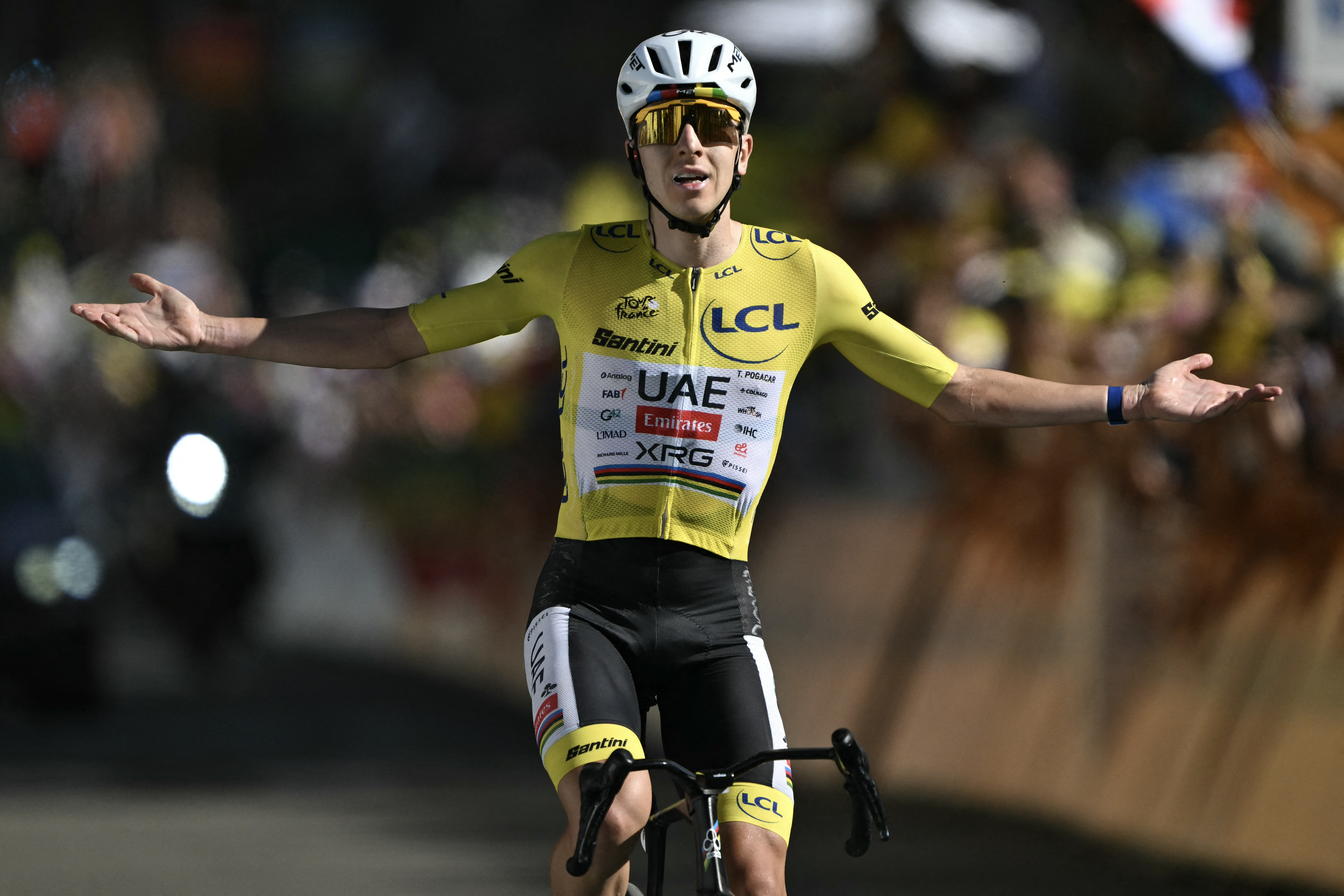 Tour de France : Tadej Pogacar s'impose en jaune à l'Alpe d'Huez