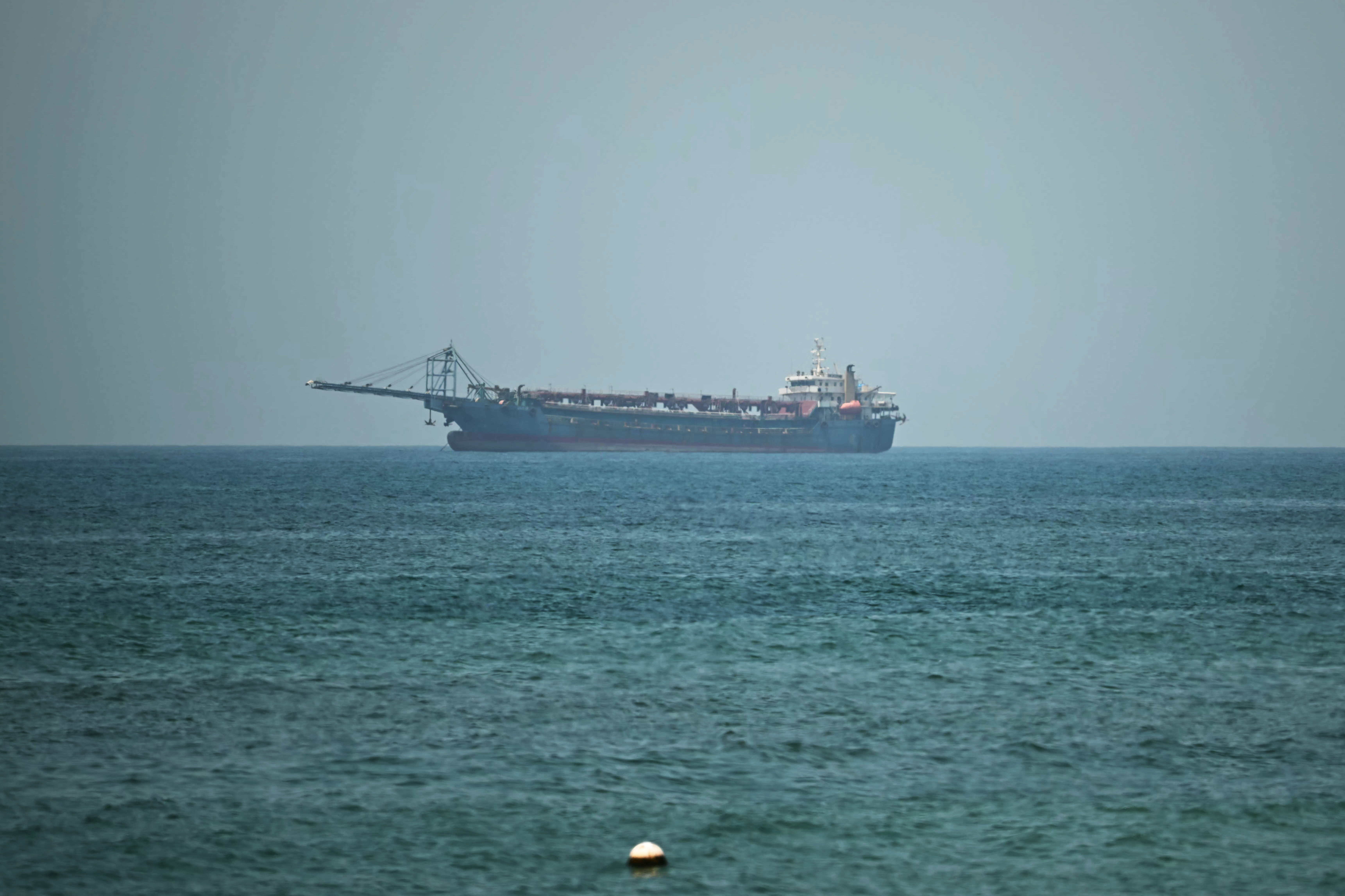 Virun der Côte vu Qatar: Transportschëff vun onbekanntem Projektil getraff ginn