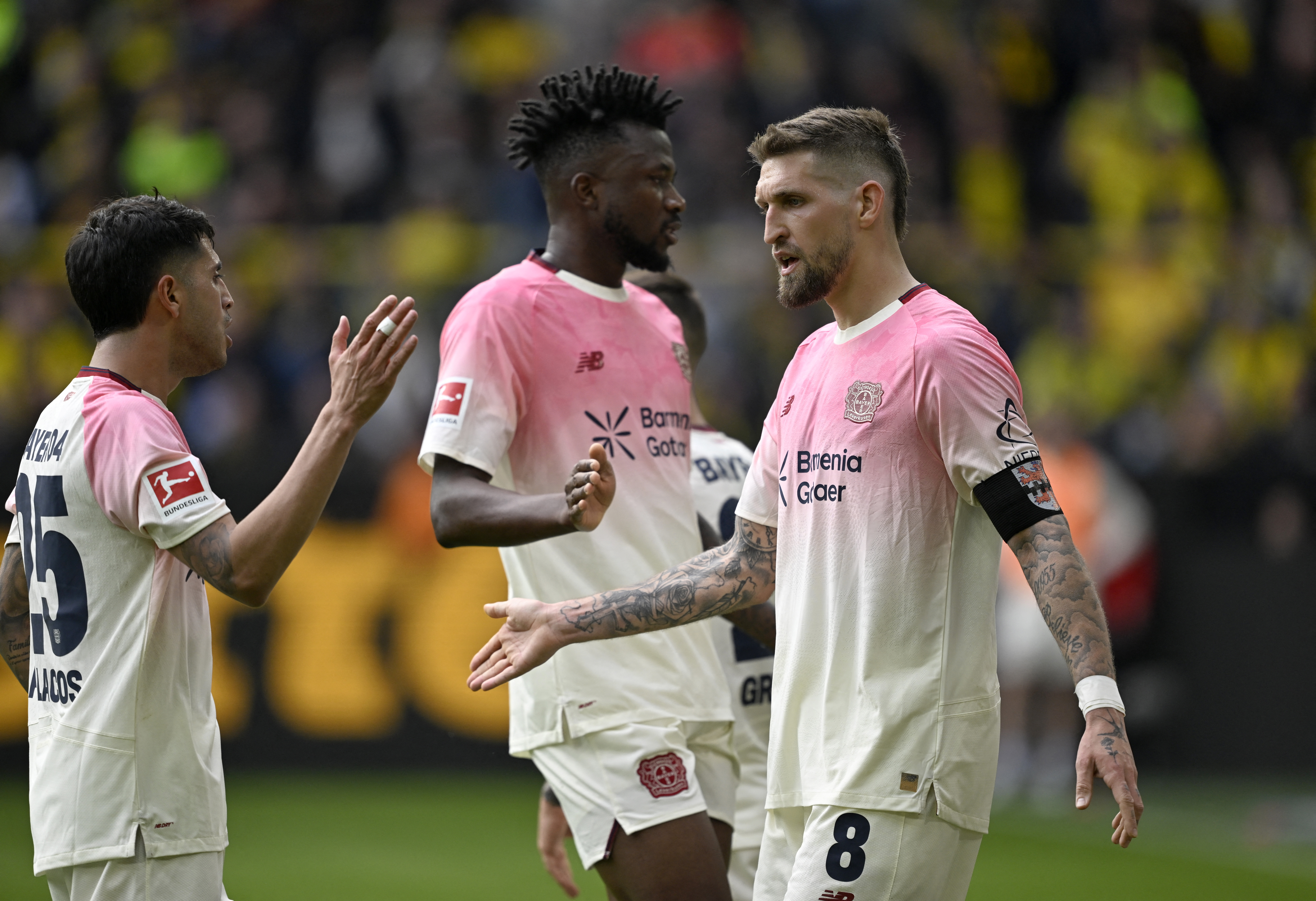 Bundesliga: Leverkusen wënnt zu Dortmund, d'Bayern demontéiere St. Pauli