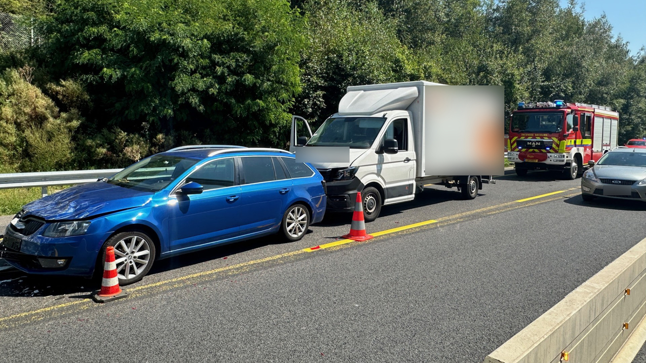 Traffic disruptions on A3: Car fire and multi-vehicle accident cause ...