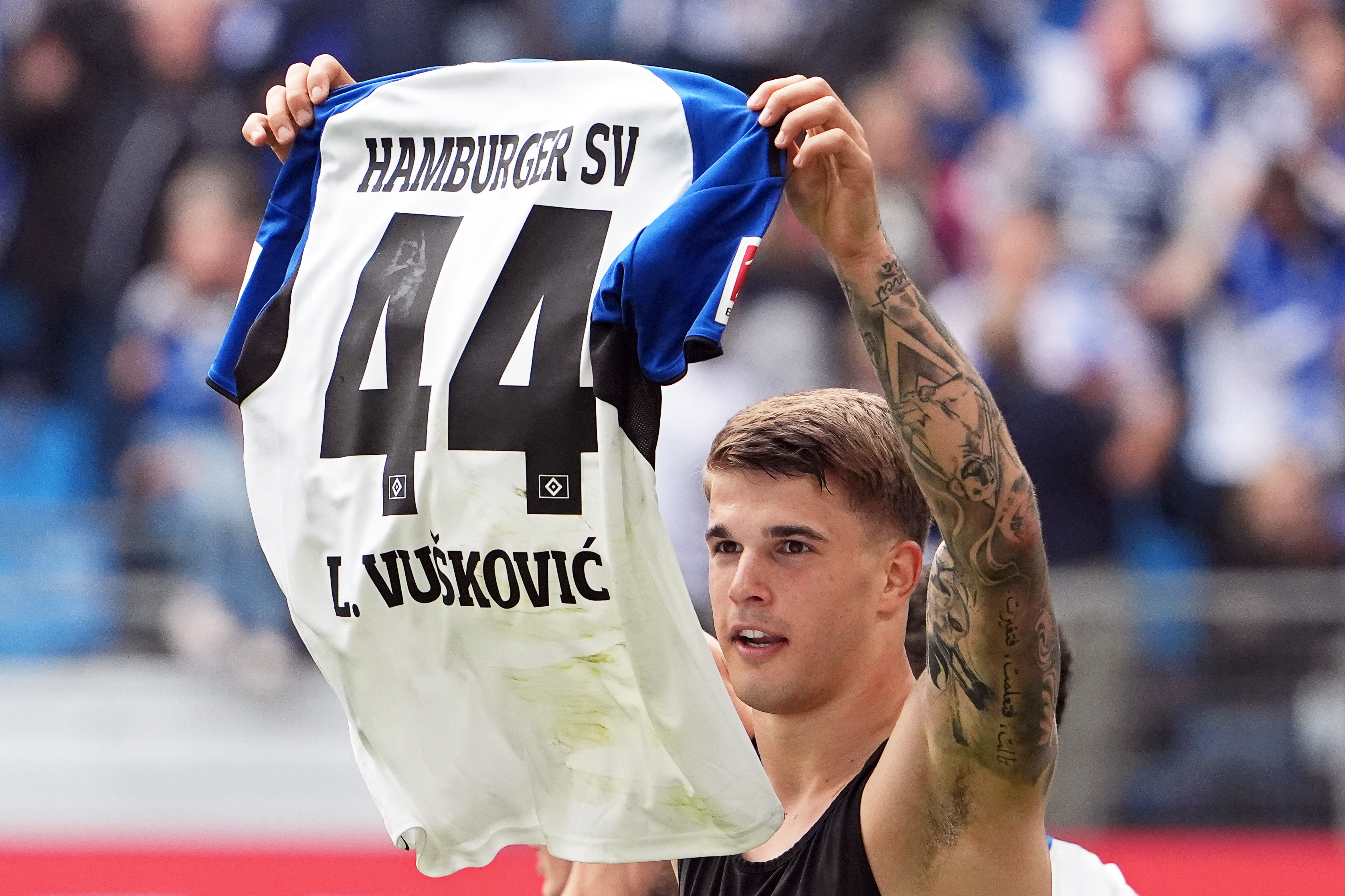 Den Iwwerbléck vum internationale Futtball: Hamburg wënnt leschten Heemmatch géint Freiburg, Florenz kann Ofstig vermeiden
