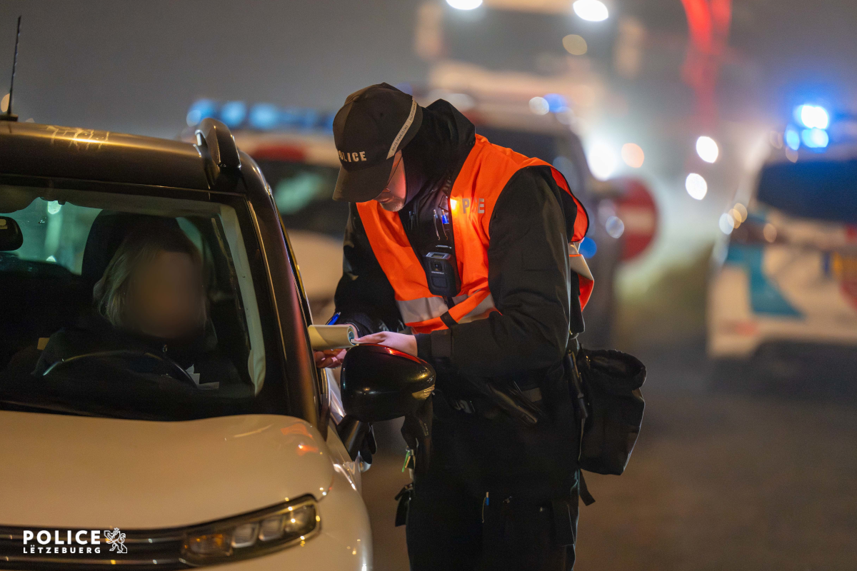 D'Police mellt: Geeschterfuerer op der A4 ass hannerzeg d'Offaart Steebrécken nees erofgefuer