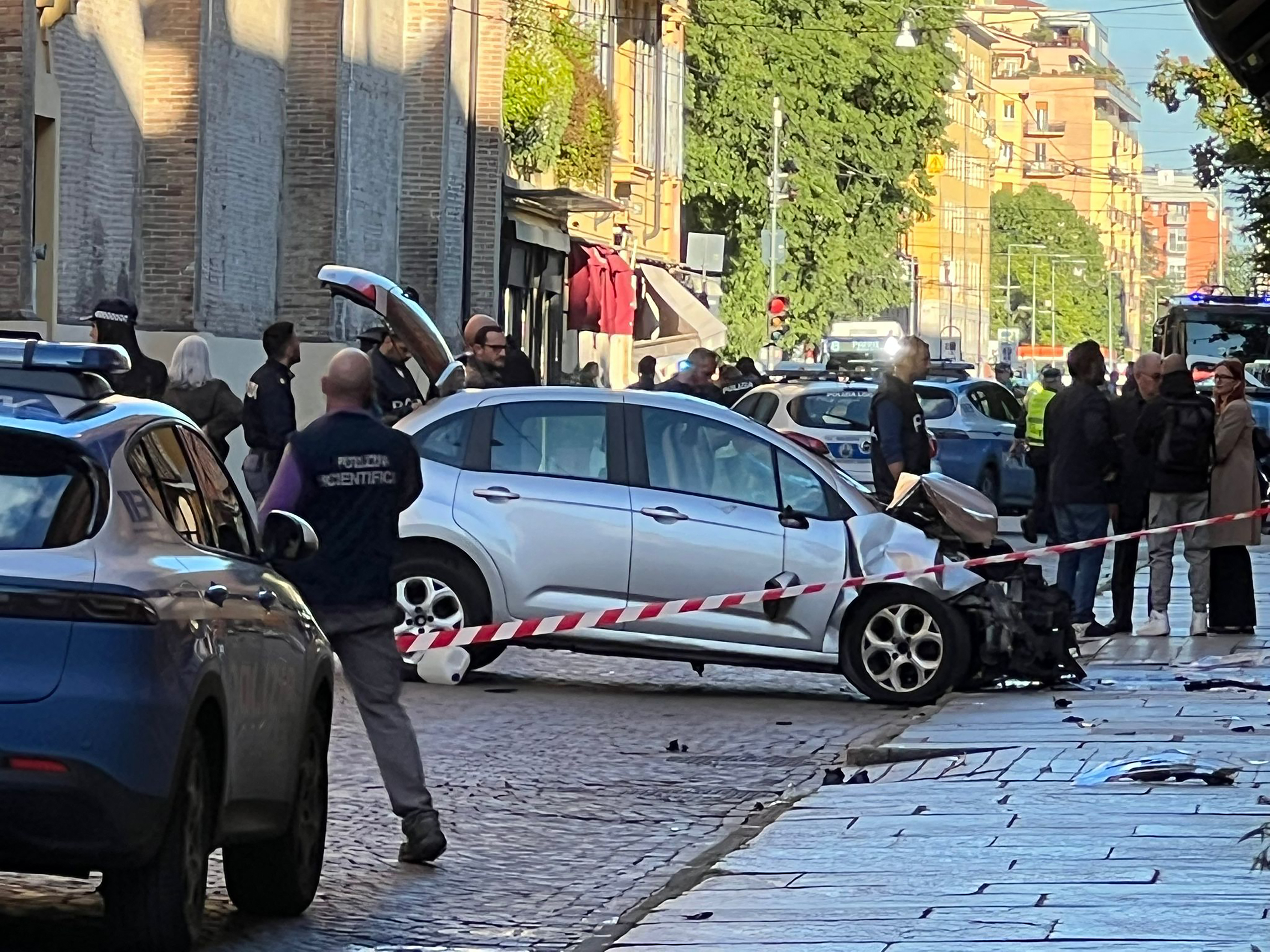 Blesséierter zu Modena: Auto rennt a Grupp vu Leit an Italien