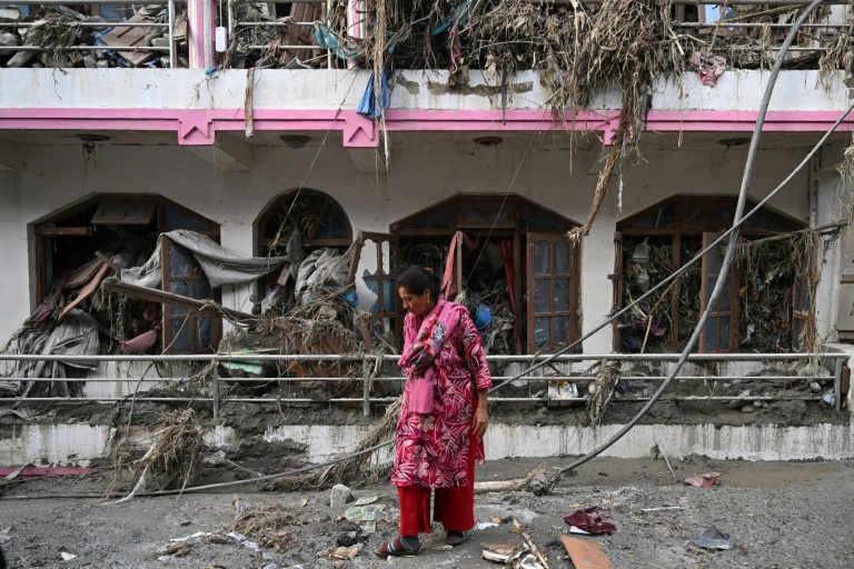 Crue dans l'Himalaya: Au moins 623 morts, les recherches de disparus continuent