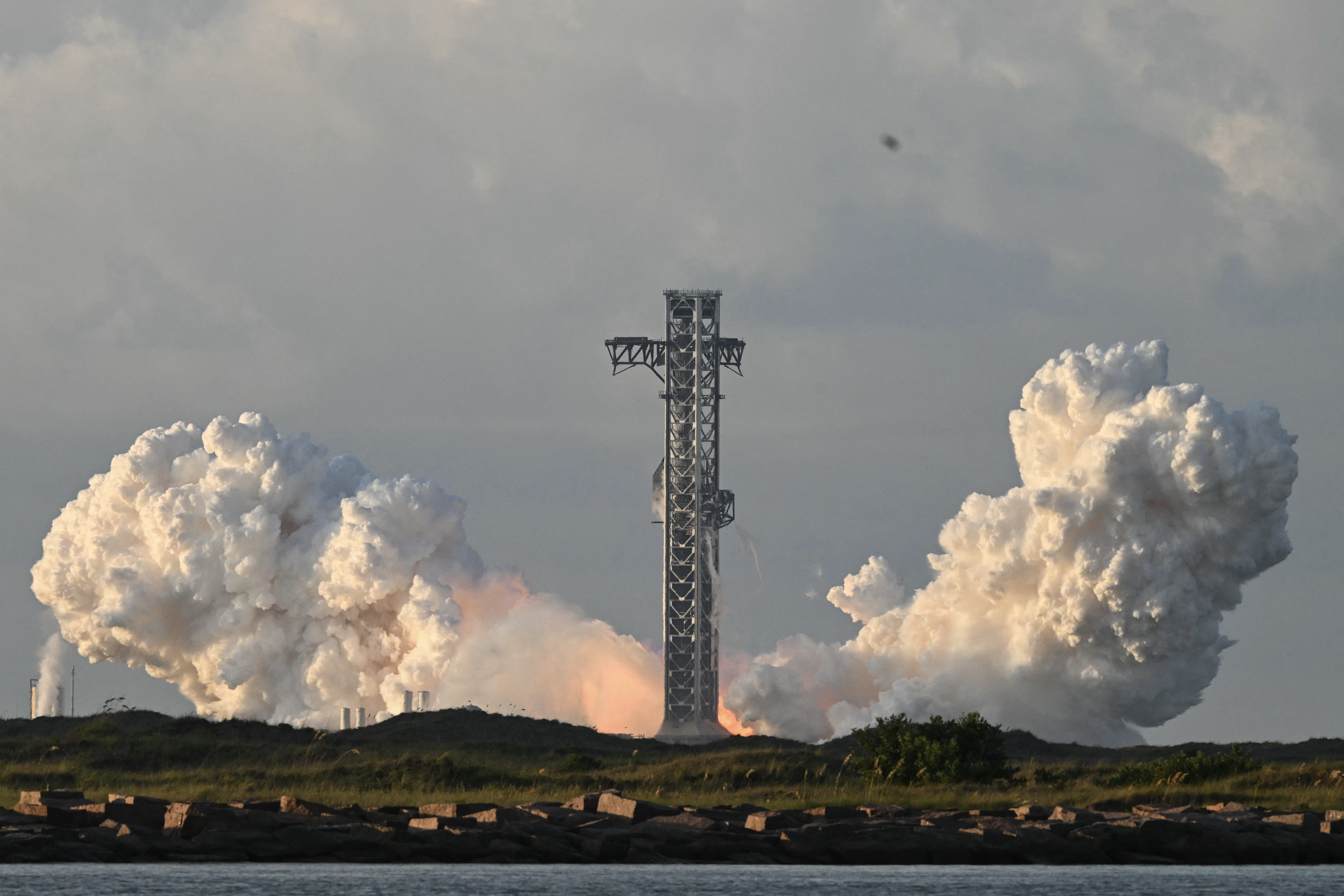Première fir d'Entreprise: SpaceX-Rakéit ënnerwee op d'Äerdëmlafbunn