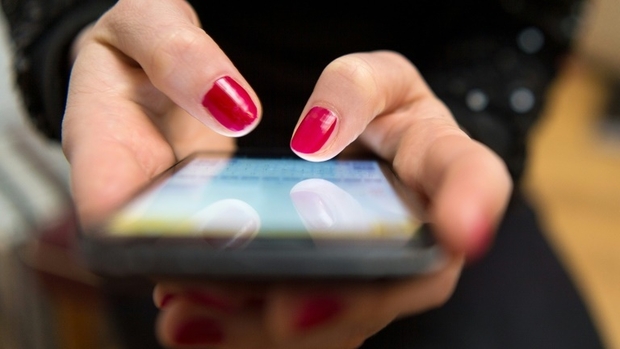 Une première en Europe: Le Parlement français interdit les réseaux sociaux aux moins de 15 ans