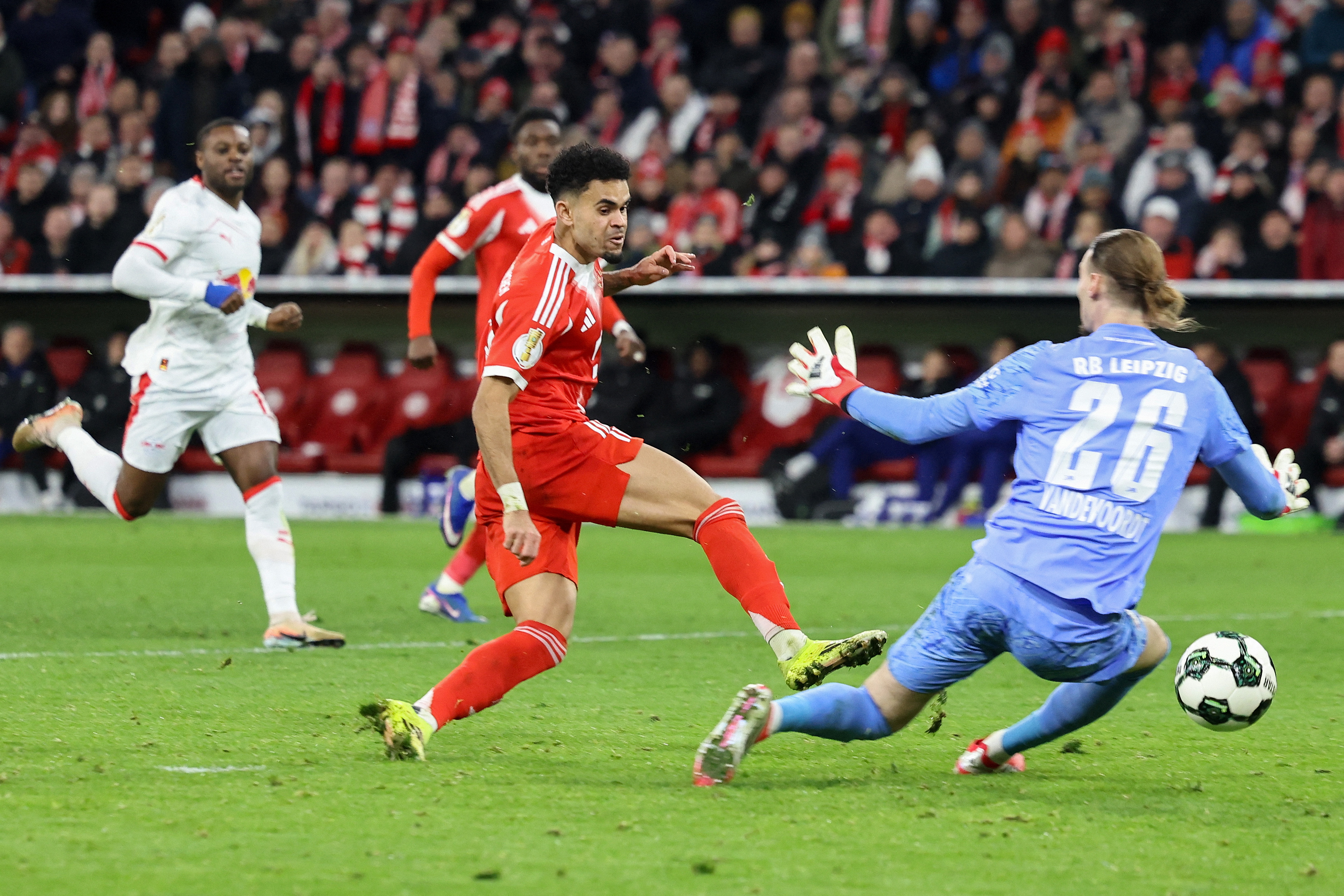 Internationale Futtball: Bayern géint Leipzig am DFB-Pokal weider, ManCity a Liverpool an der Premier League mat Victoiren