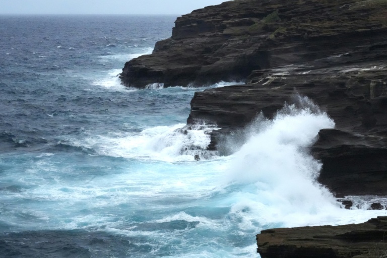 Stuerm vu Kategorie 3: Westlech Hawaii-Insele preparéiere sech op Hurrikan "Lowell"