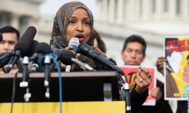 Méigleche Bedruch bei Immigratioun: US-Bundesagenten duerchsichen Haus vun Trump-Kritikerin Ilhan Omar