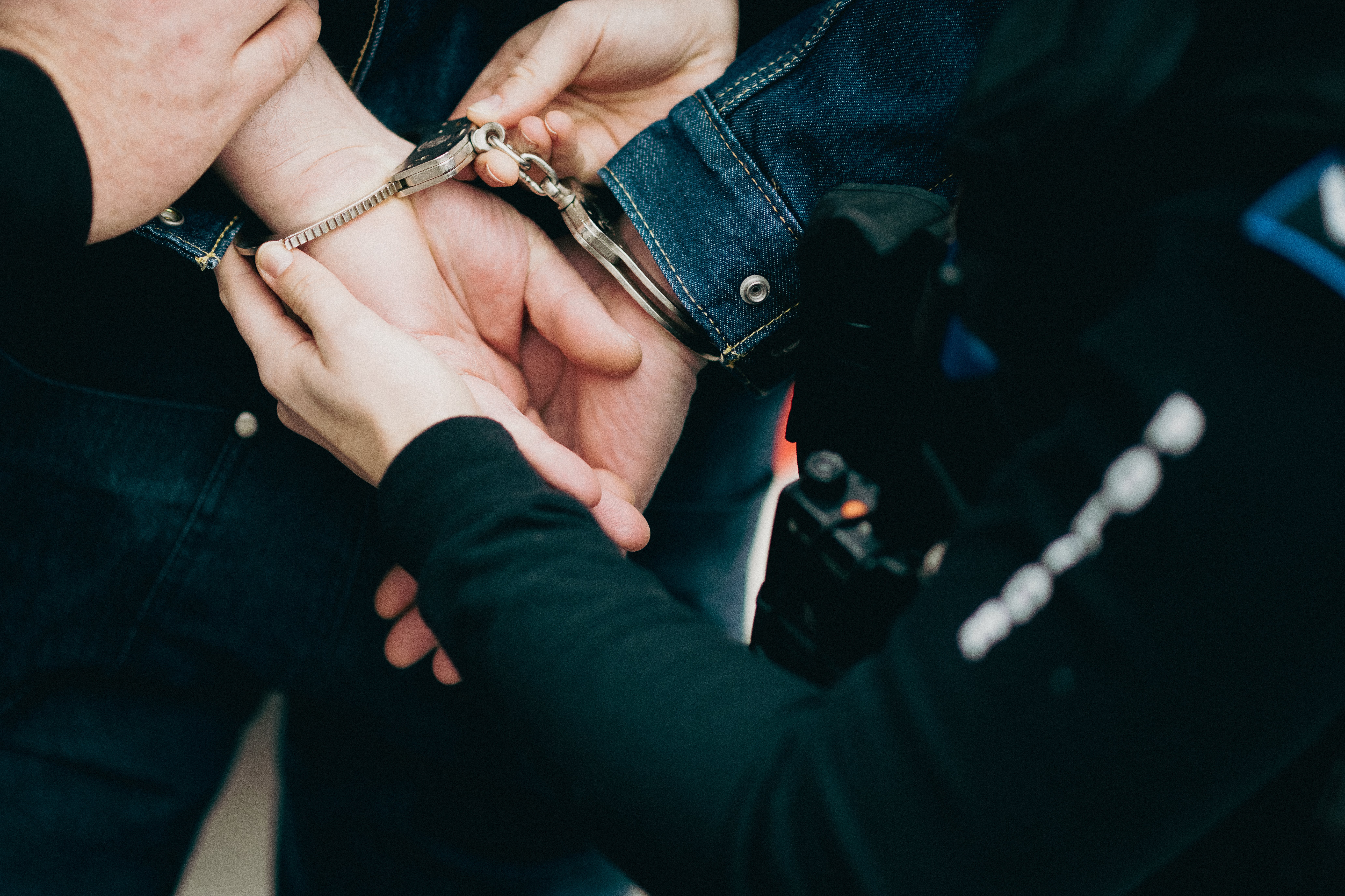 Police: Mann wéinst Déifstall festgeholl zu Gaasperech, presuméierten Drogendealer zu Kielen verhaft