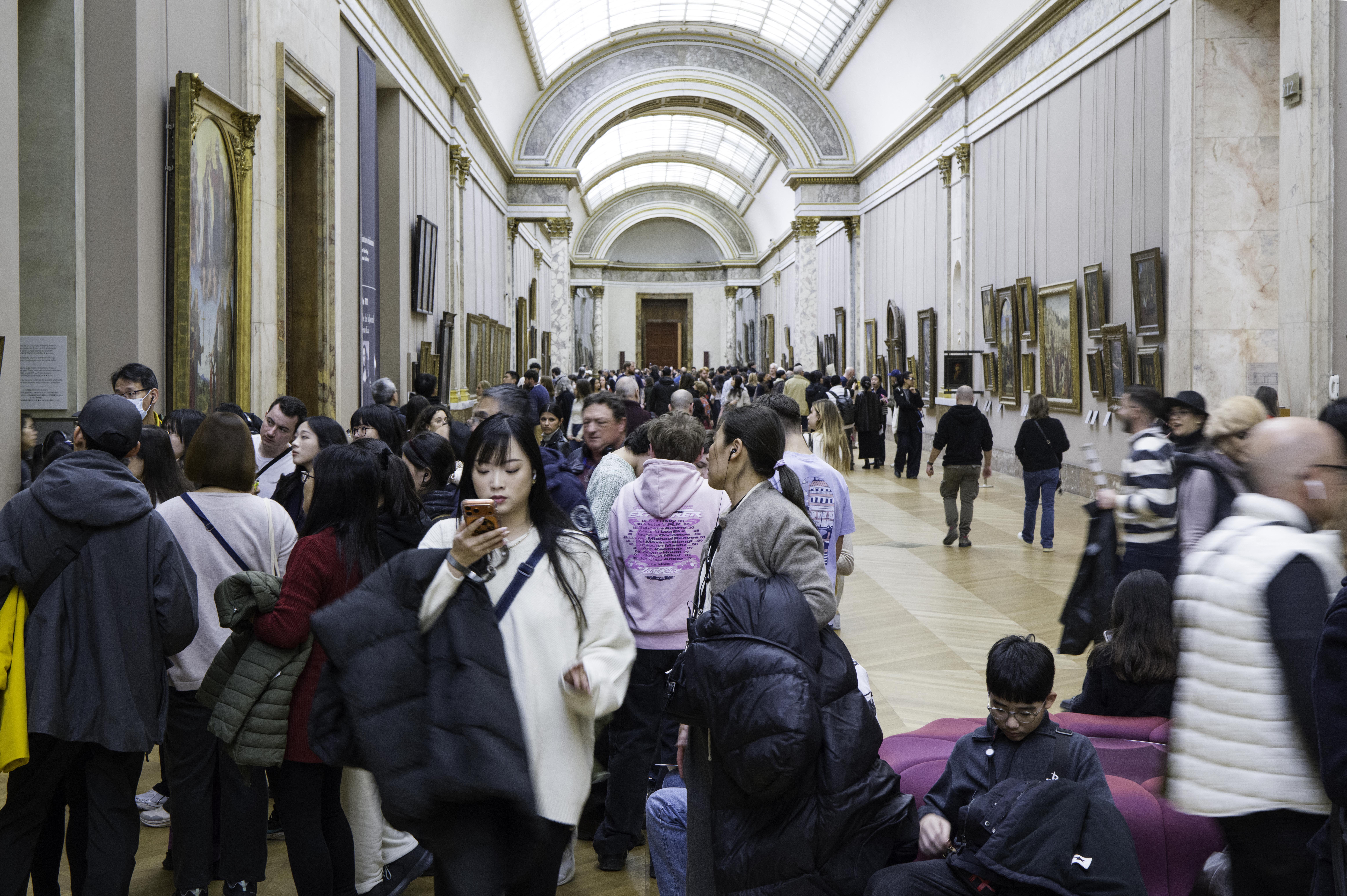 Säll gespaart a Konschtwierker beschiedegt: Et koum zu enger Iwwerschwemmung am Louvre