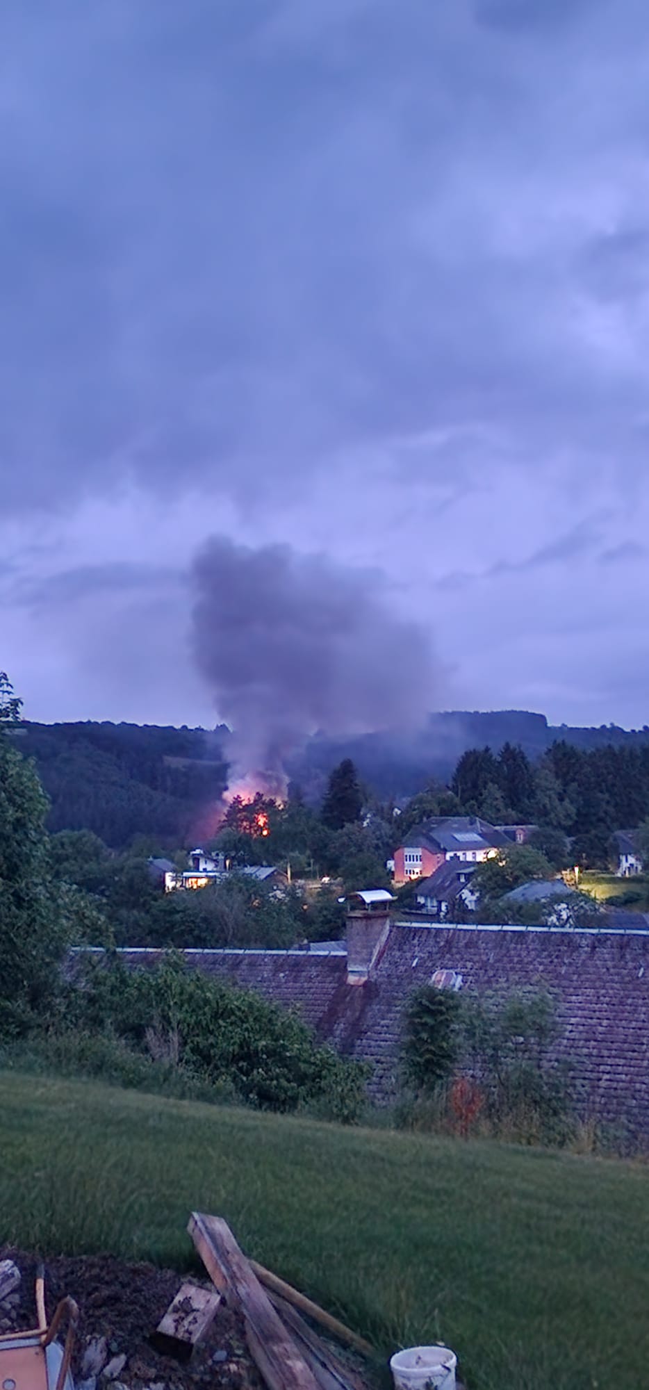 Flamen a vill Damp: Zu Lëlz gëtt et aktuell e Pompjeesasaz w