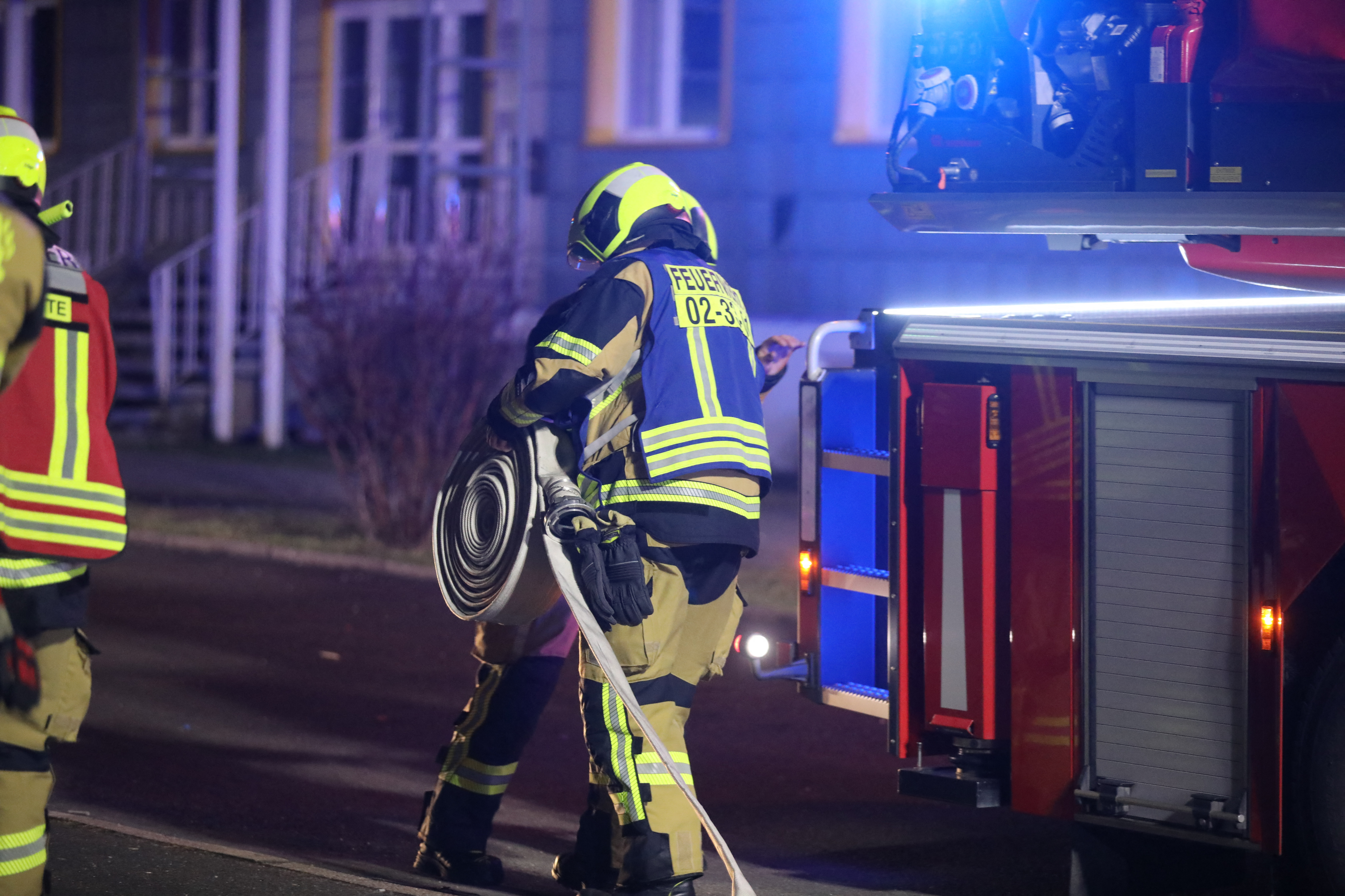 Fra stierft bei Hausbrand zu Dortmund: Pompjeeë kämpfe mat Minusgraden