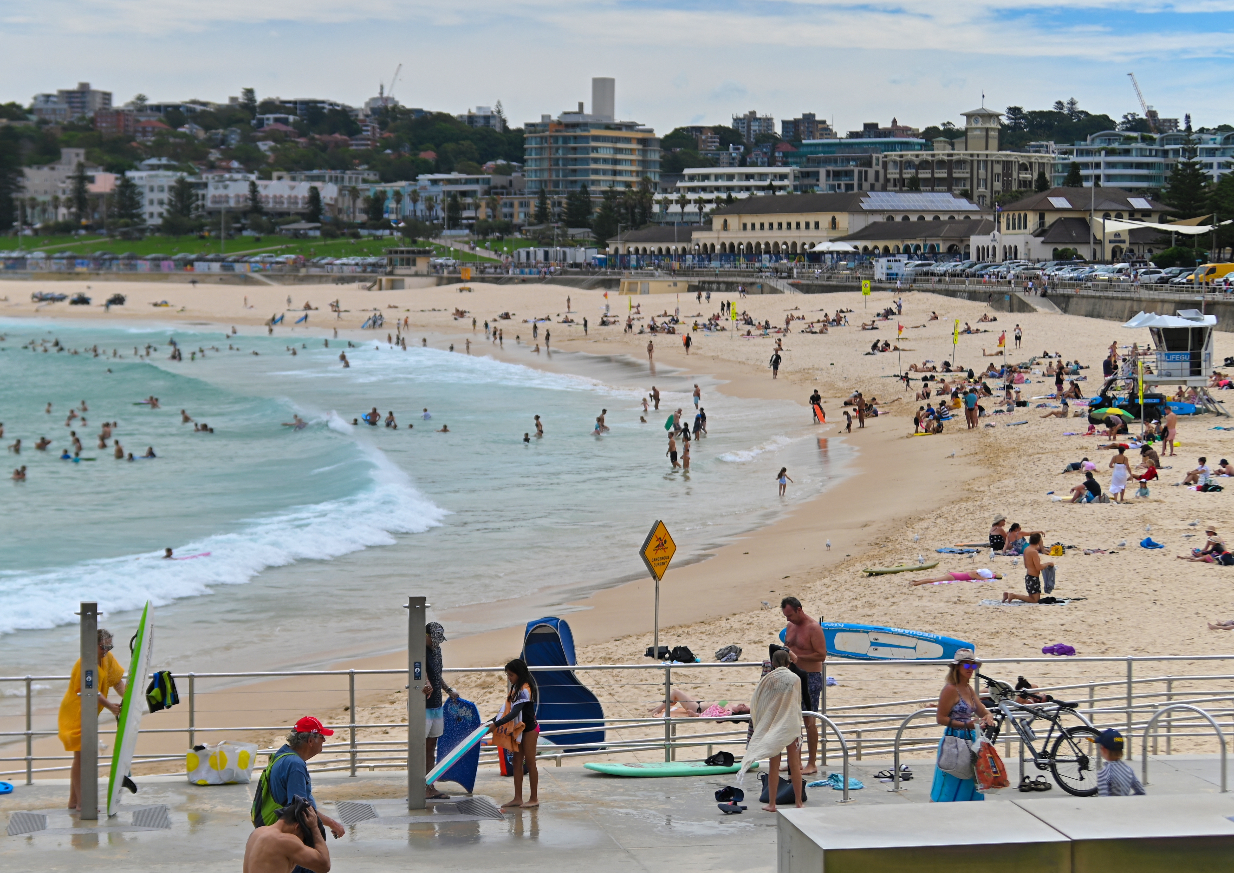 Popular tourist destination: Reports of at least ten dead after gunfire at Sydney's Bondi beach
