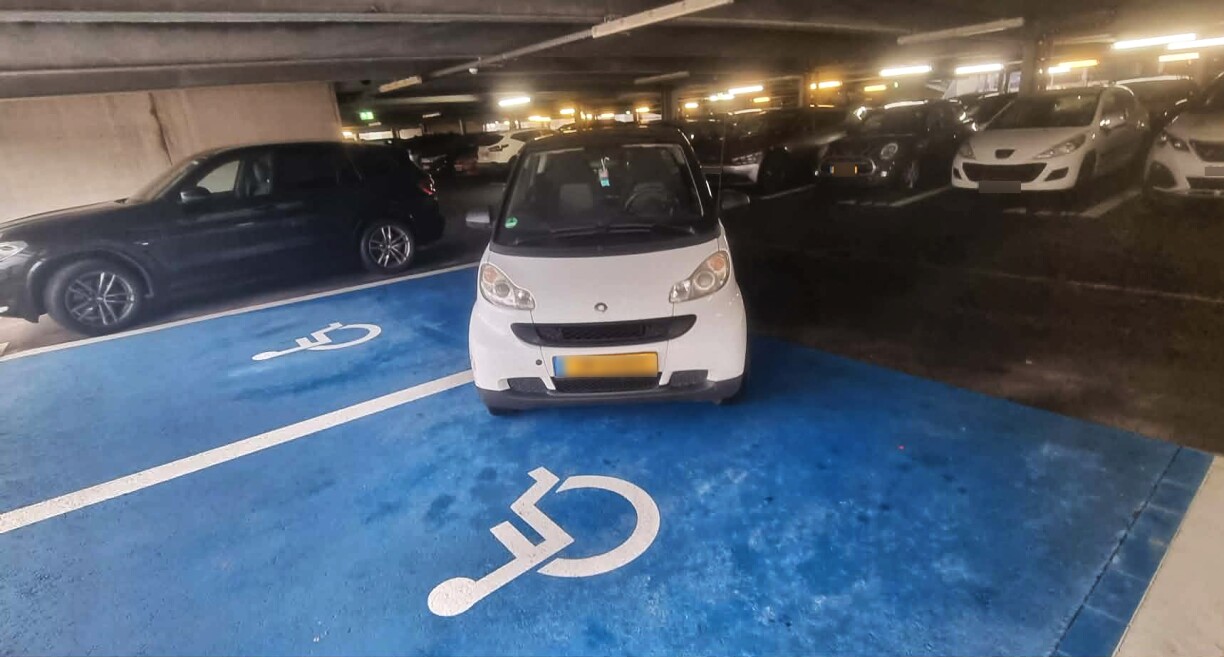 Parking vun der Luxexpo: Wéi eng Strofe géifen dësem falsch geparkten Auto bléien?