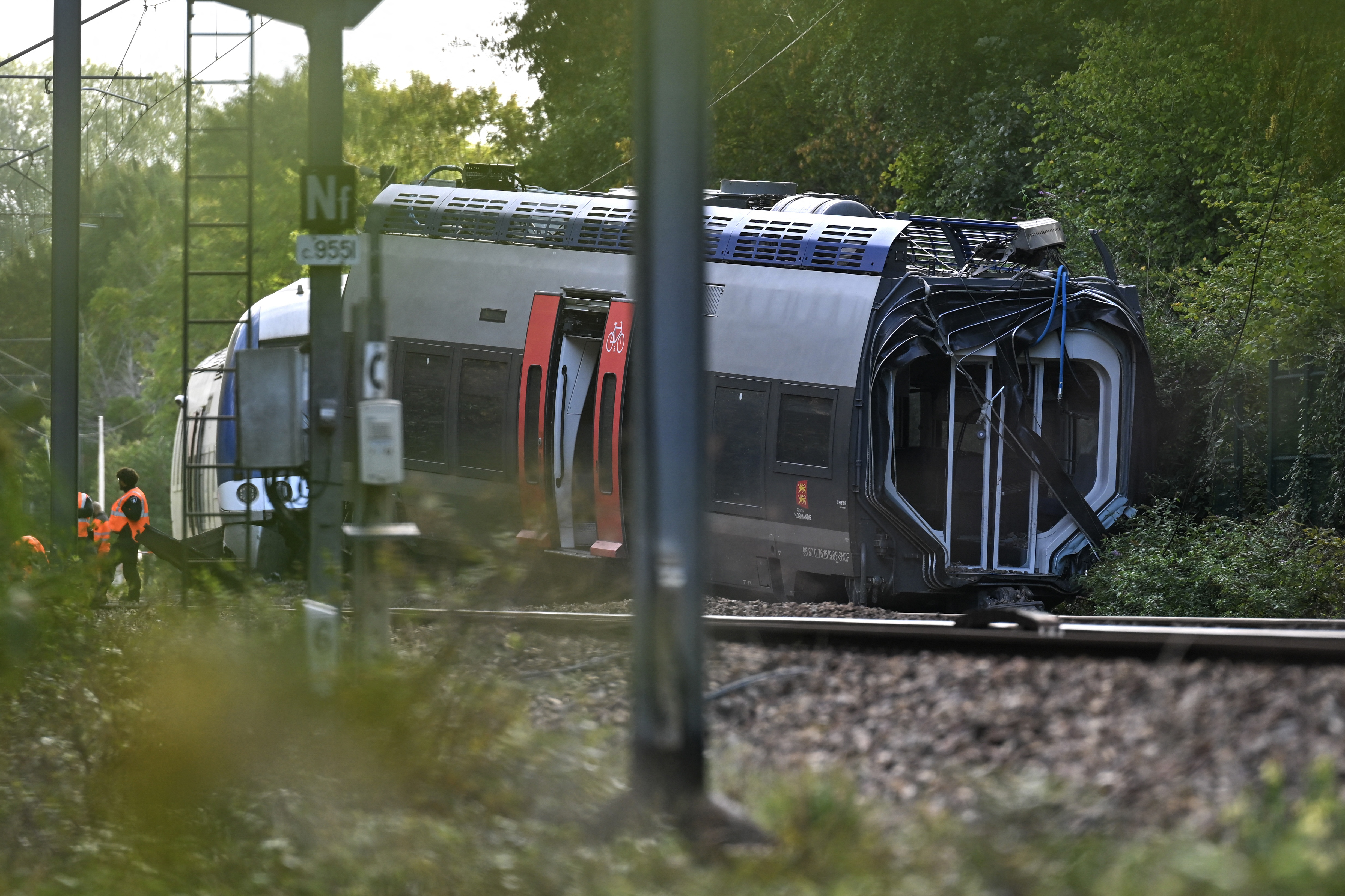 Spectaculaire déraillement d'un TER: "Un morceau de rail pourrait être à l'origine" de l'accident