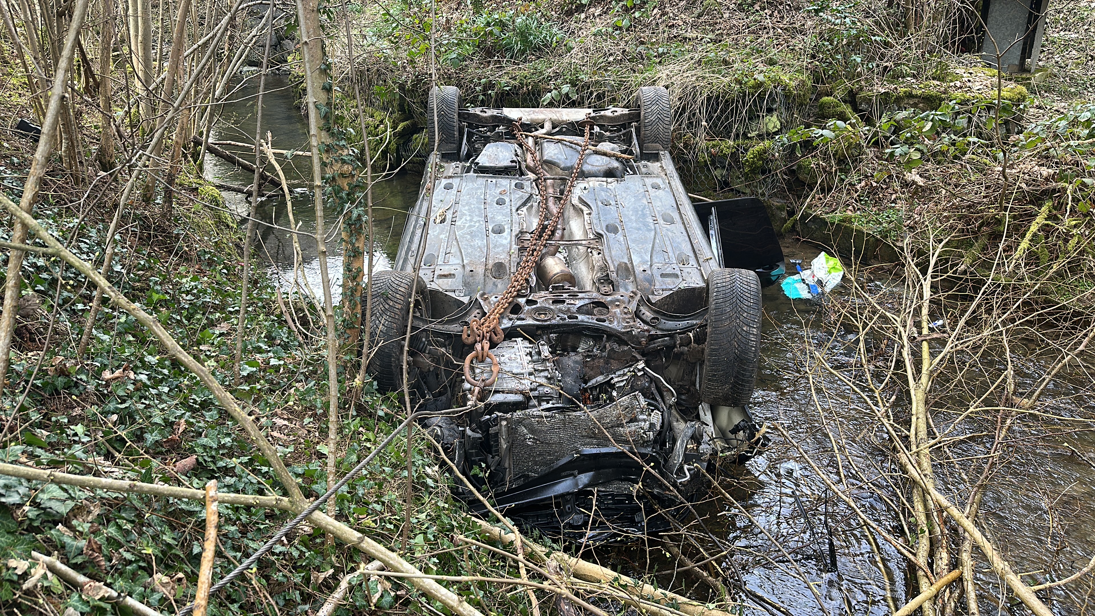 Op der N12: Tëscht dem Esch-Sauer a Bidscht huet sech en Auto e puer Mol iwwerschloen