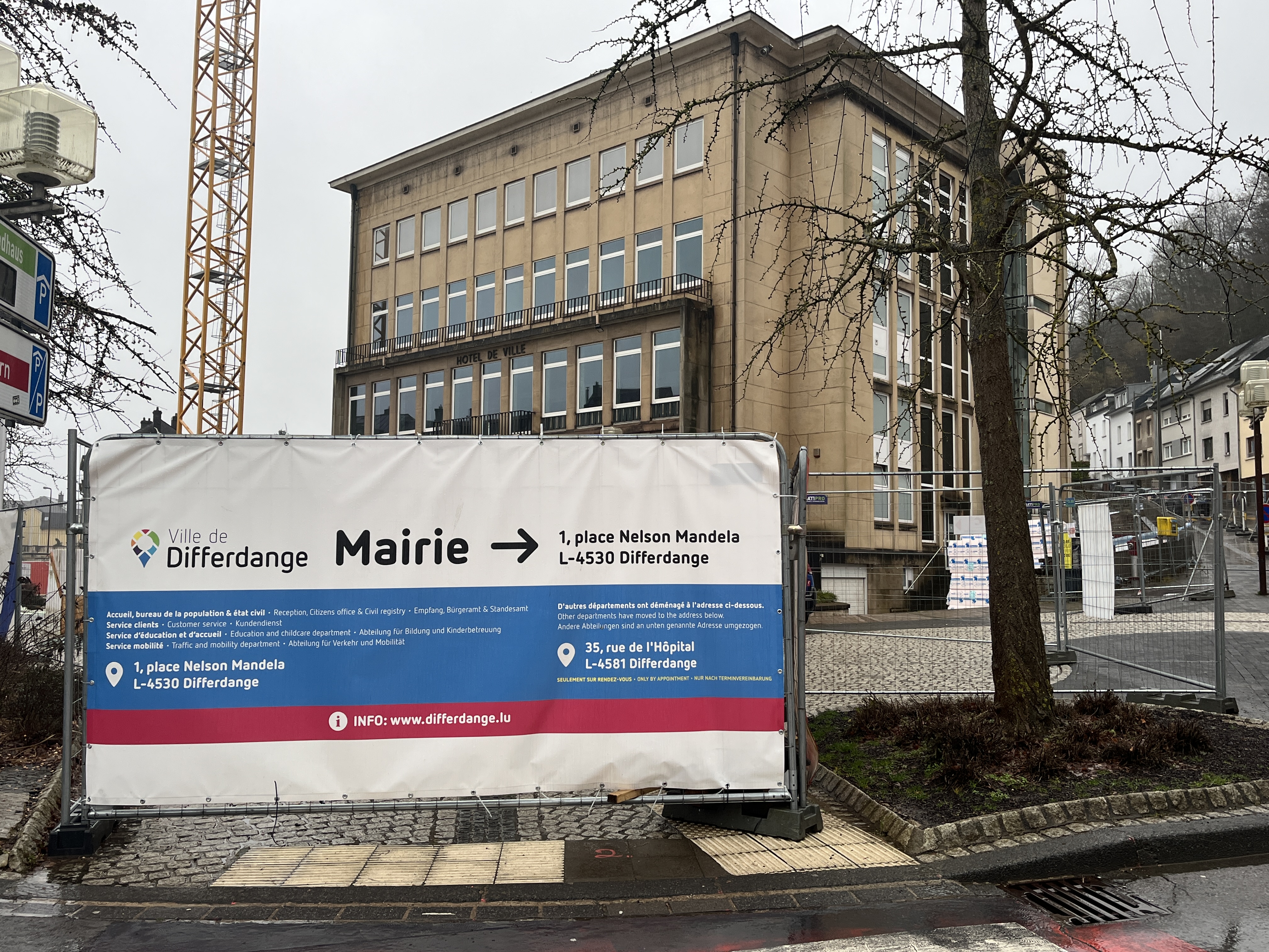 1 Millioun méi deier wéi Renovatioun: Déifferdenger Gemengenhaus soll elo awer komplett ofgerappt ginn