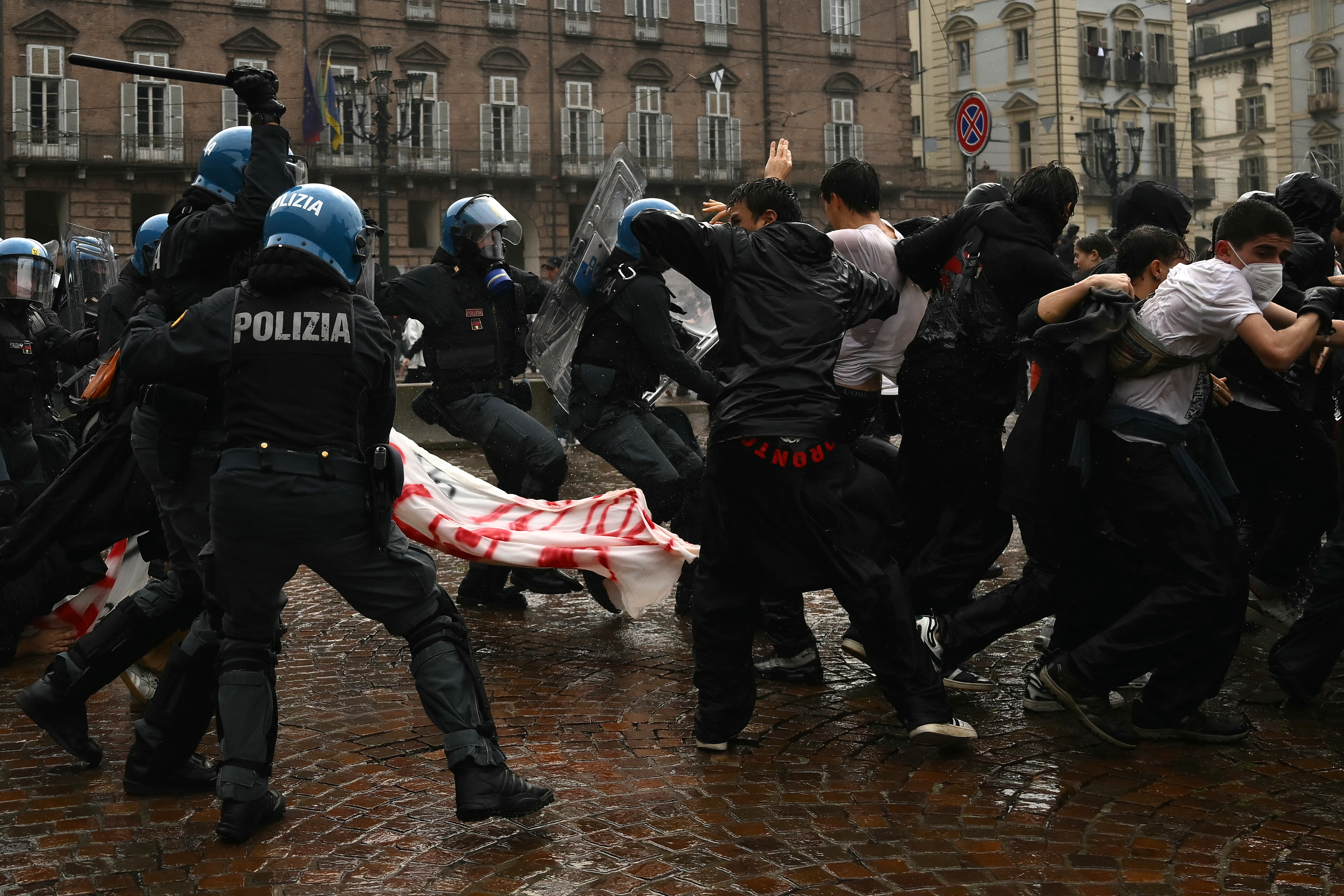 Fir d'Police z'ënnerstëtzen: Giorgia Meloni schéckt 500 Zaldoten op Mailand