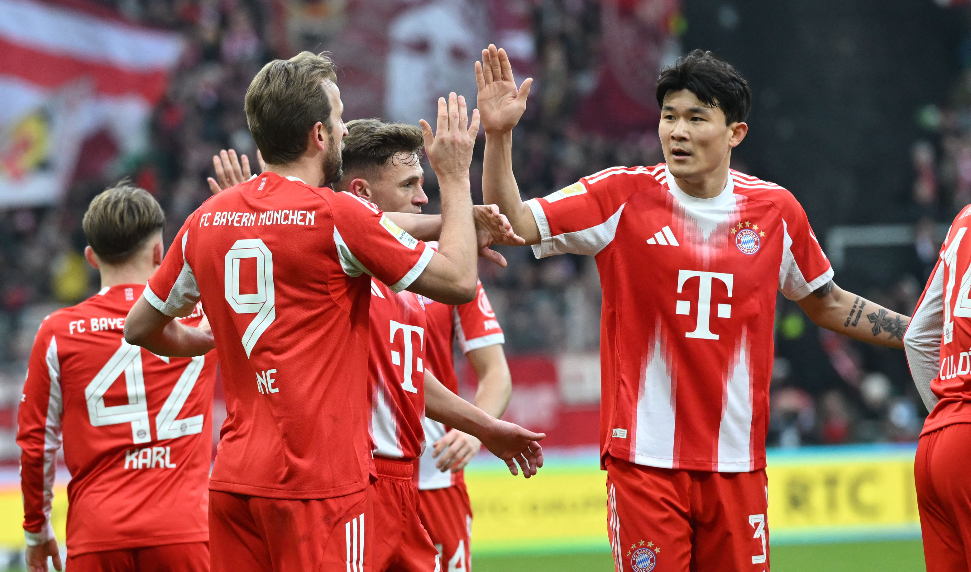 Bundesliga: Bayern hält Drock vun Dortmund stand, Befreiungsschlag fir Frankfurt