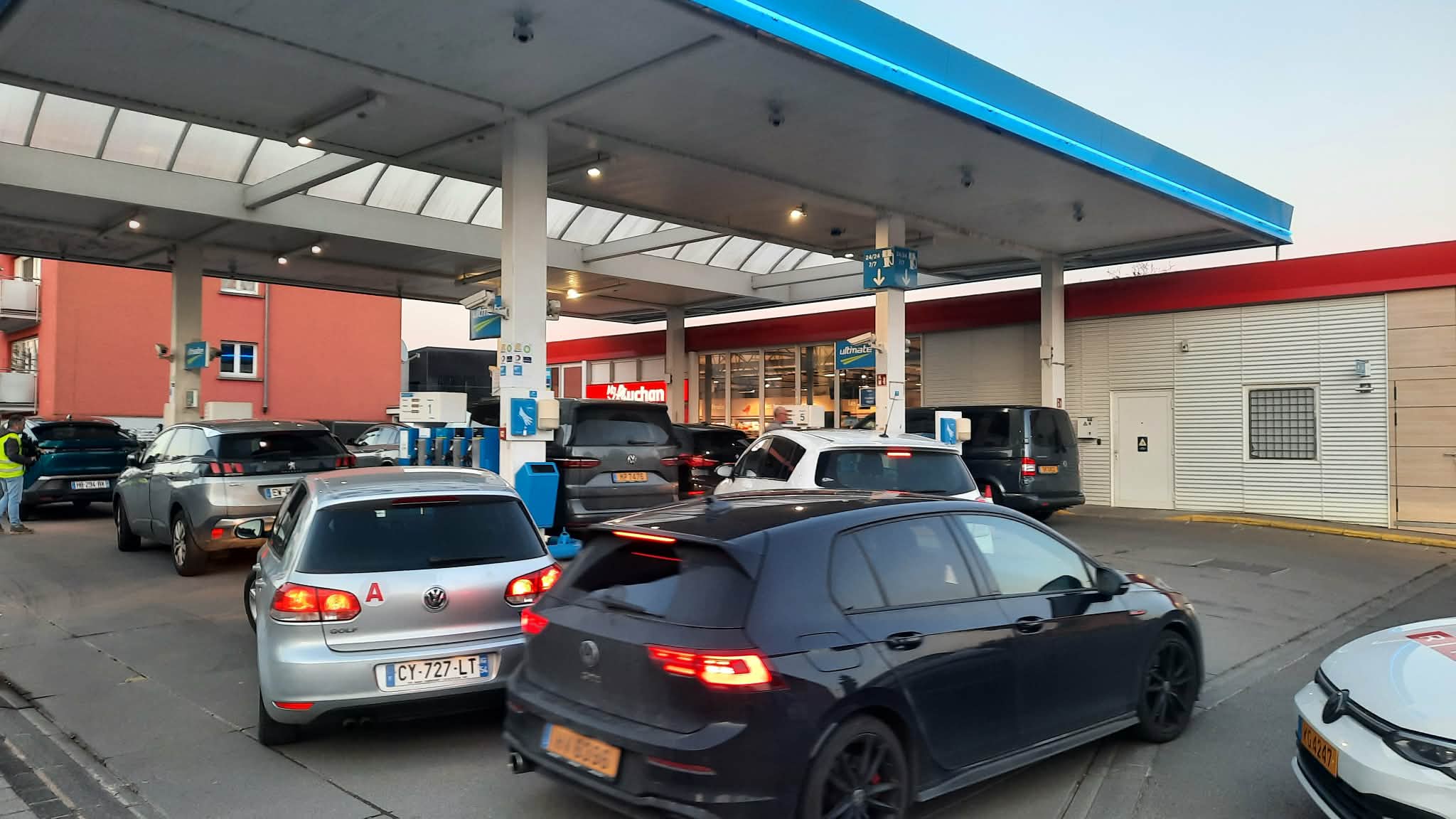 Approaching all-time record: Diesel exceeds symbolic €2 mark in Luxembourg as motorists rush to pumps