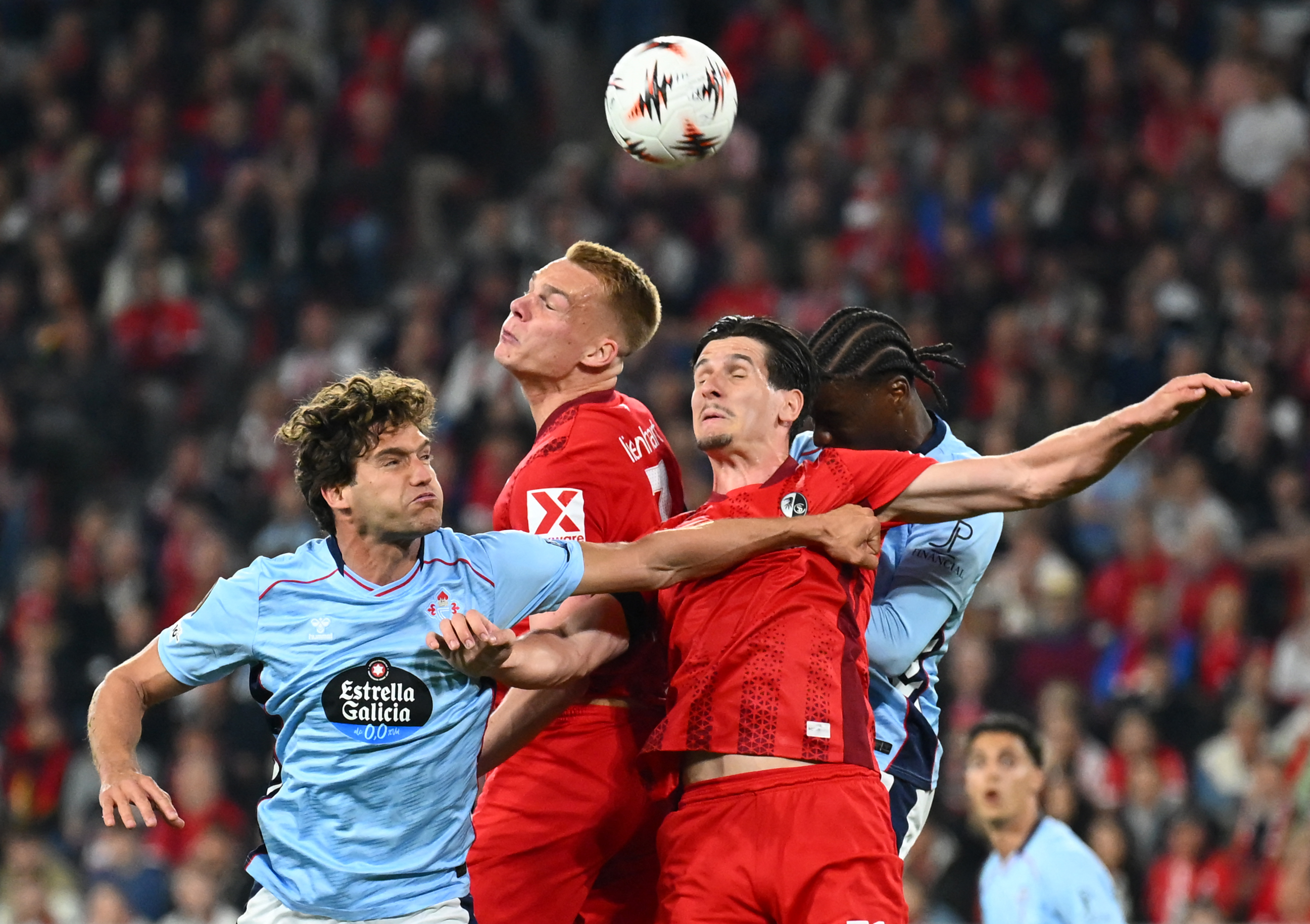 Europa League: Freiburg klappt Celta Vigo däitlech, Aston Villa setzt sech auswäerts duerch