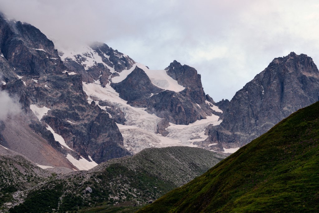 Op d'mannst 11 Doudeger: Lawin begrueft 33 Alpinisten am Nordkaukasus