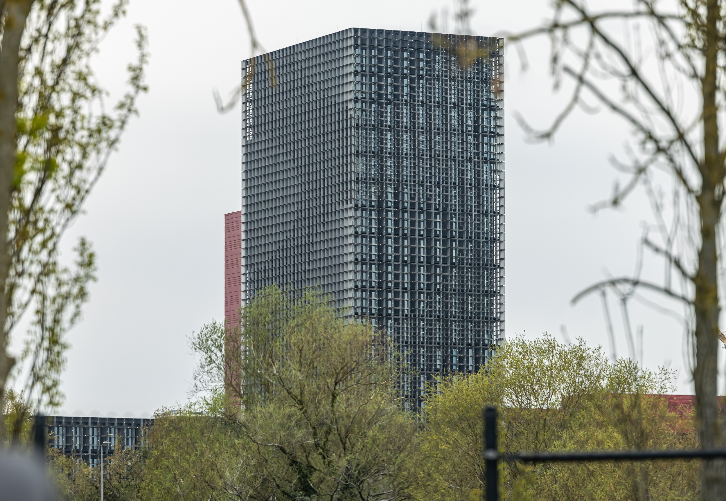 Major police intervention: Person reportedly climbs facade at University of Luxembourg