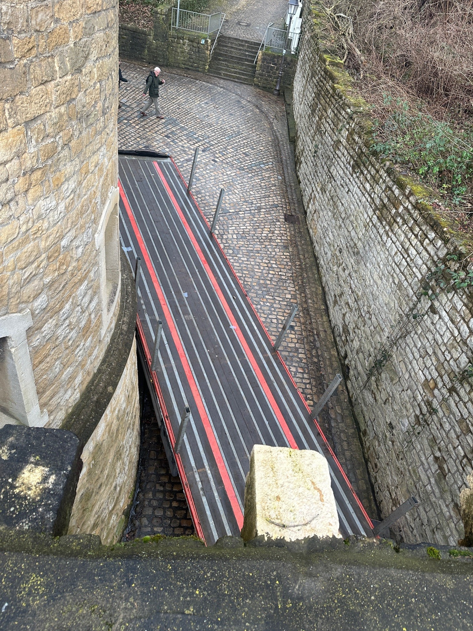 A Richtung Clausen: Camion hänkt an der Kéier bei Tour Malakoff fest