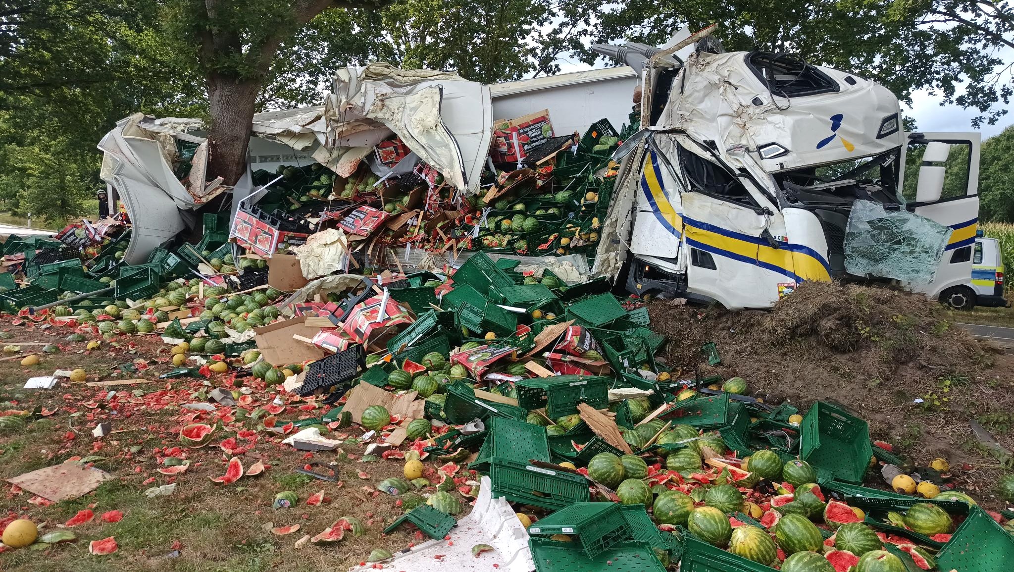 Chauffer hat gedronk: Camion verléiert bei Accident 22 Tonne Melounen