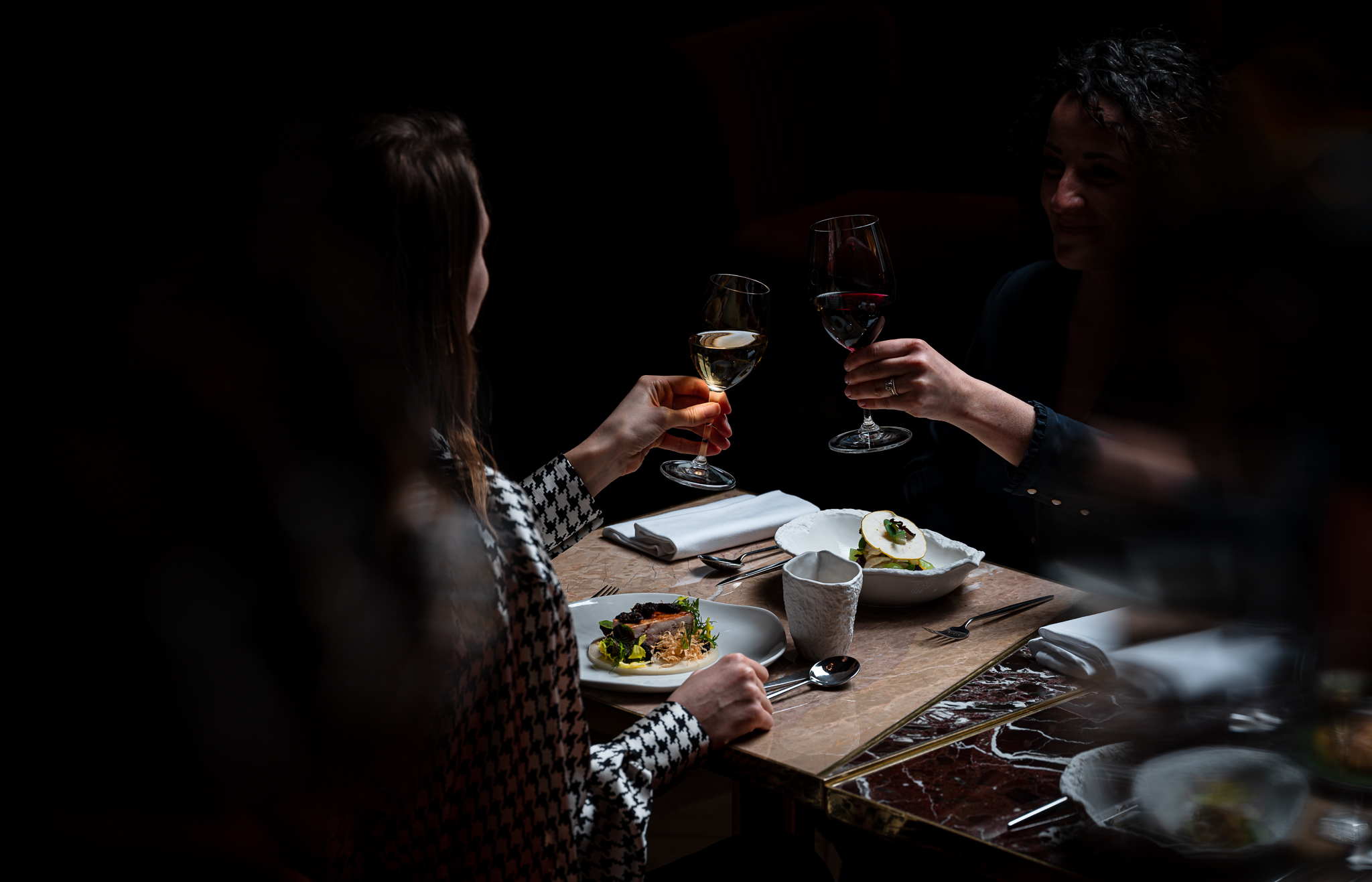 Dîner dans le noir: Au Luxembourg, on a testé le restaurant où l'on mange sans rien voir