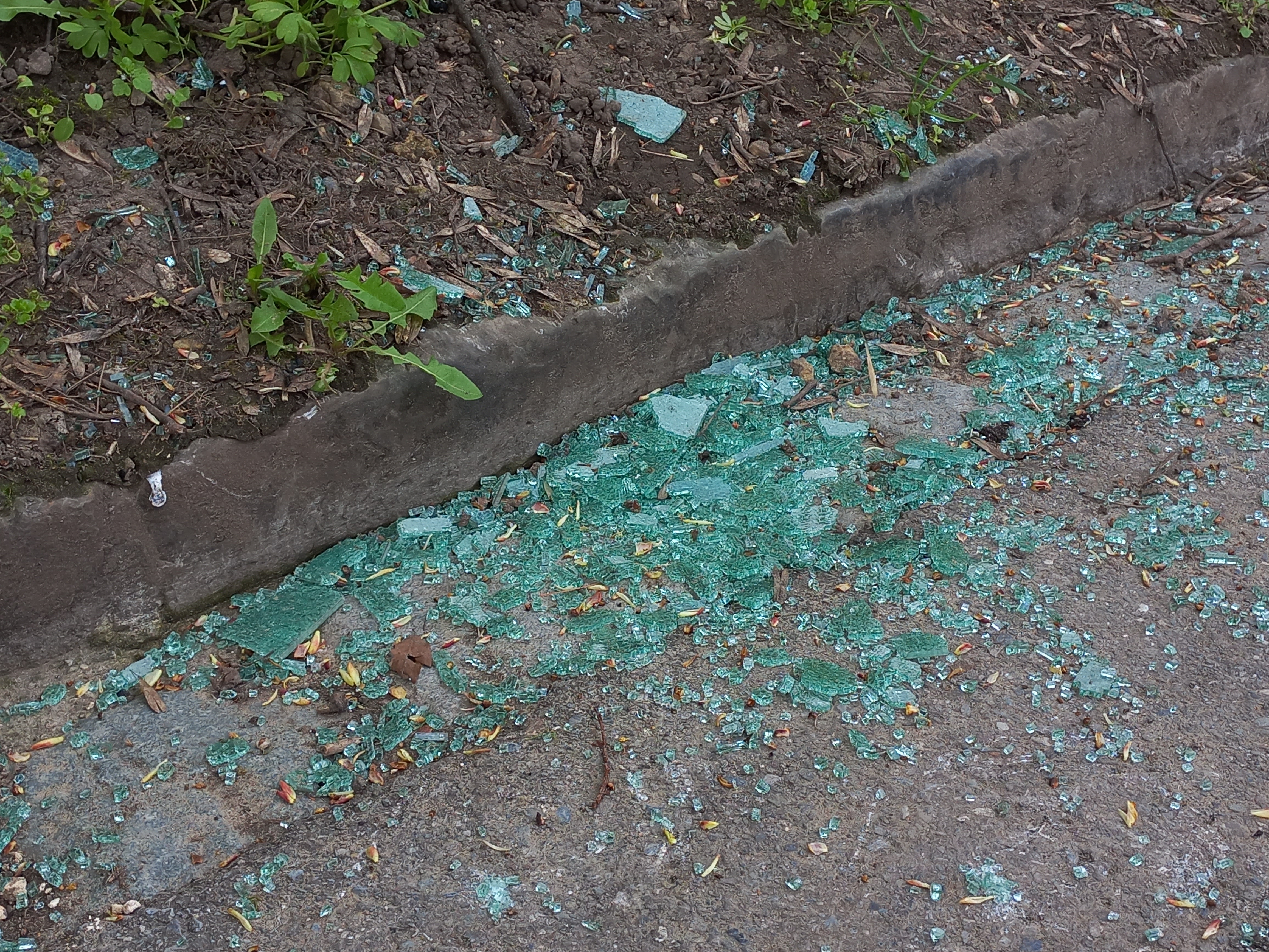 Aus dem Policebulletin: Fënster vum Auto ageschloen a Saachen draus geklaut