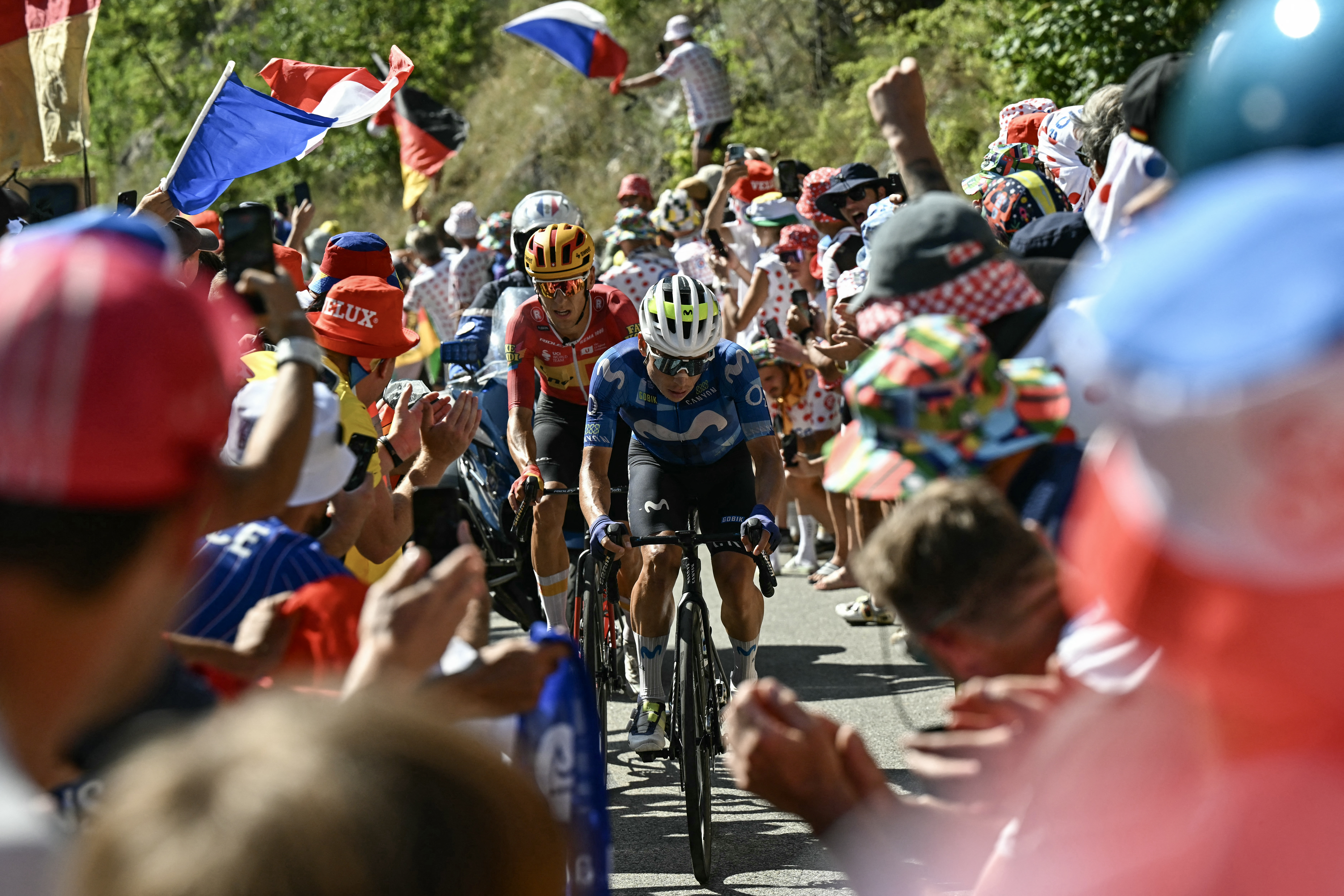 Tour de France: Einer Rubio flitt mam Kapp duerch Autosfënster