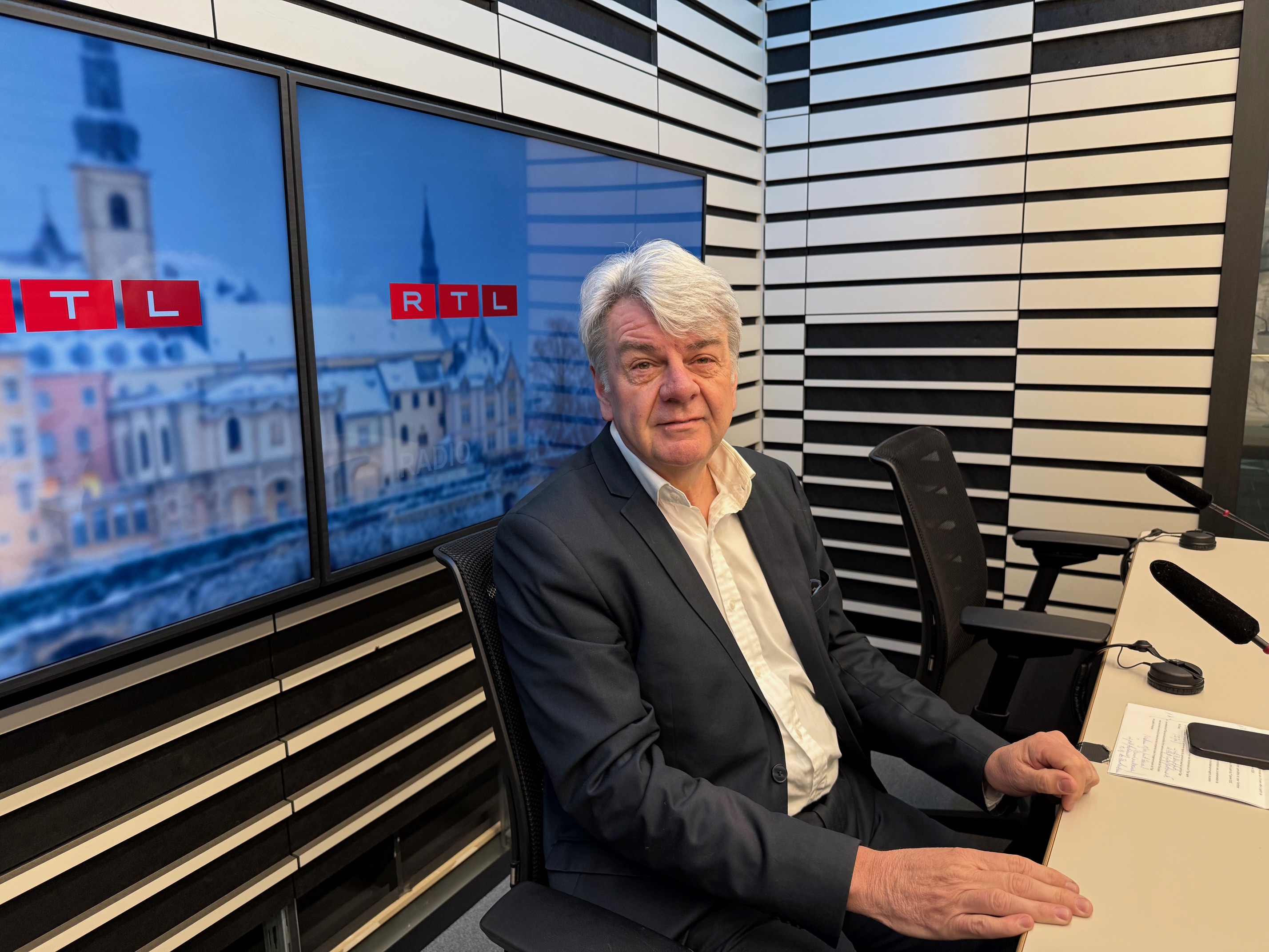 'We tend to be more sceptical': Unions urge caution as government hosts 'AI Table' on Artificial Intelligence