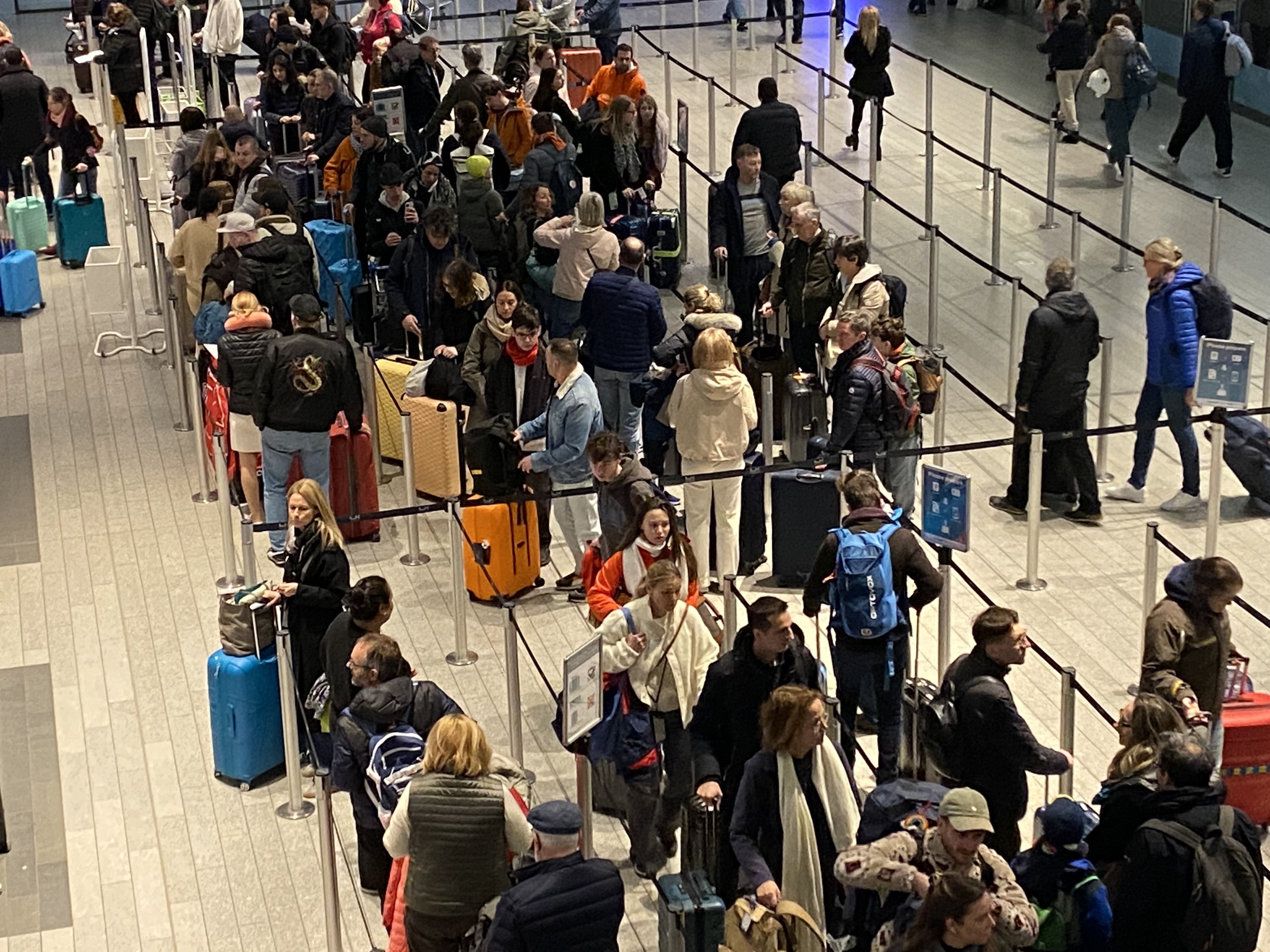 7 Luxair flights cancelled: Snow forces two-hour runway closure at Luxembourg Airport