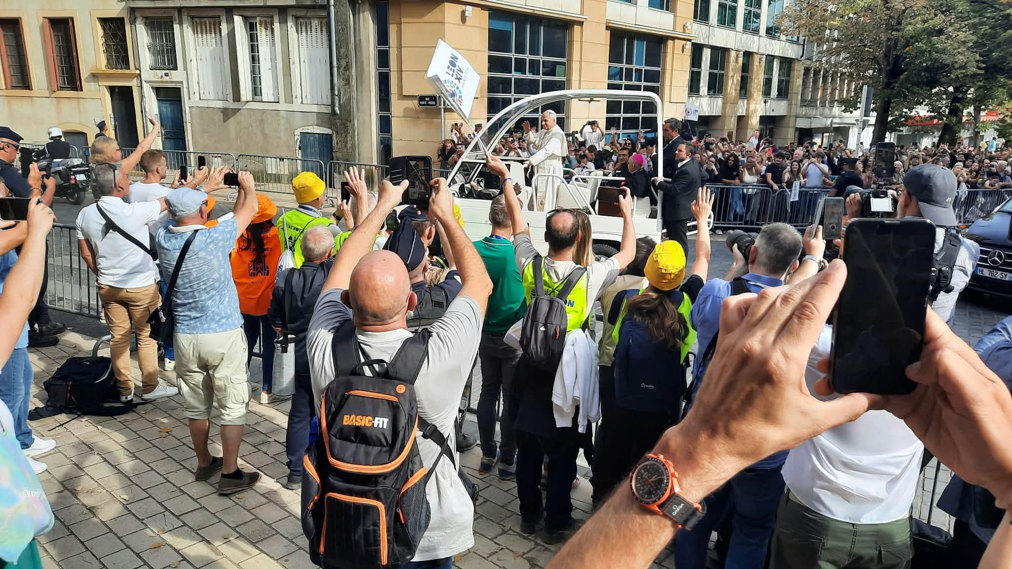 Le pape Léon XIV défile: "C'est poignant de voir tous ces gens ensemble" à Metz