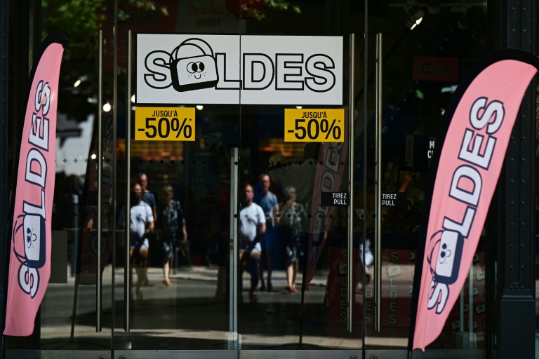 Ventes et fréquentation en baisse: Déception après les soldes d'été en France