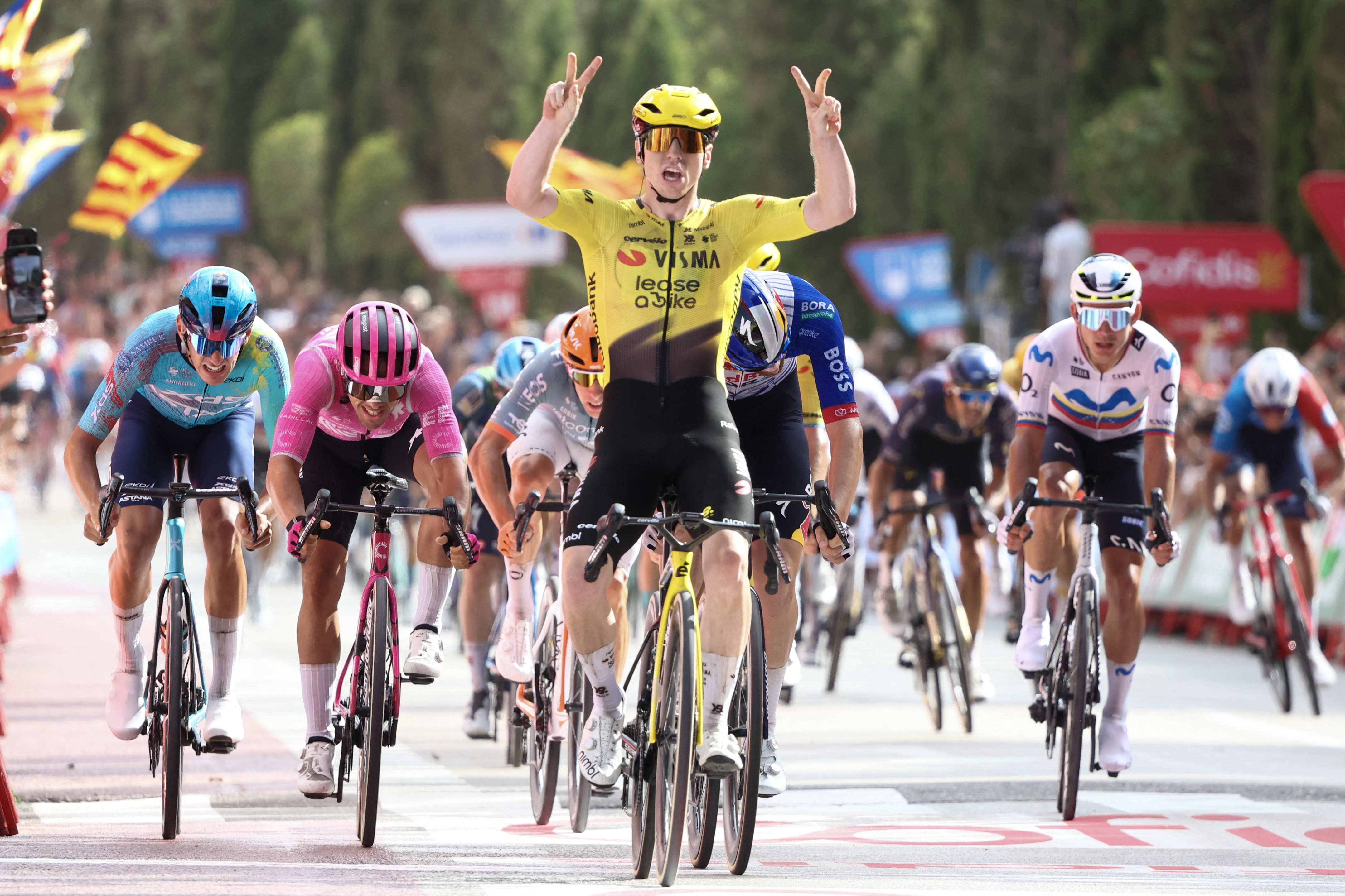 Vuelta 5. Etapp: Matthew Brennan setzt sech am Sprint duerch
