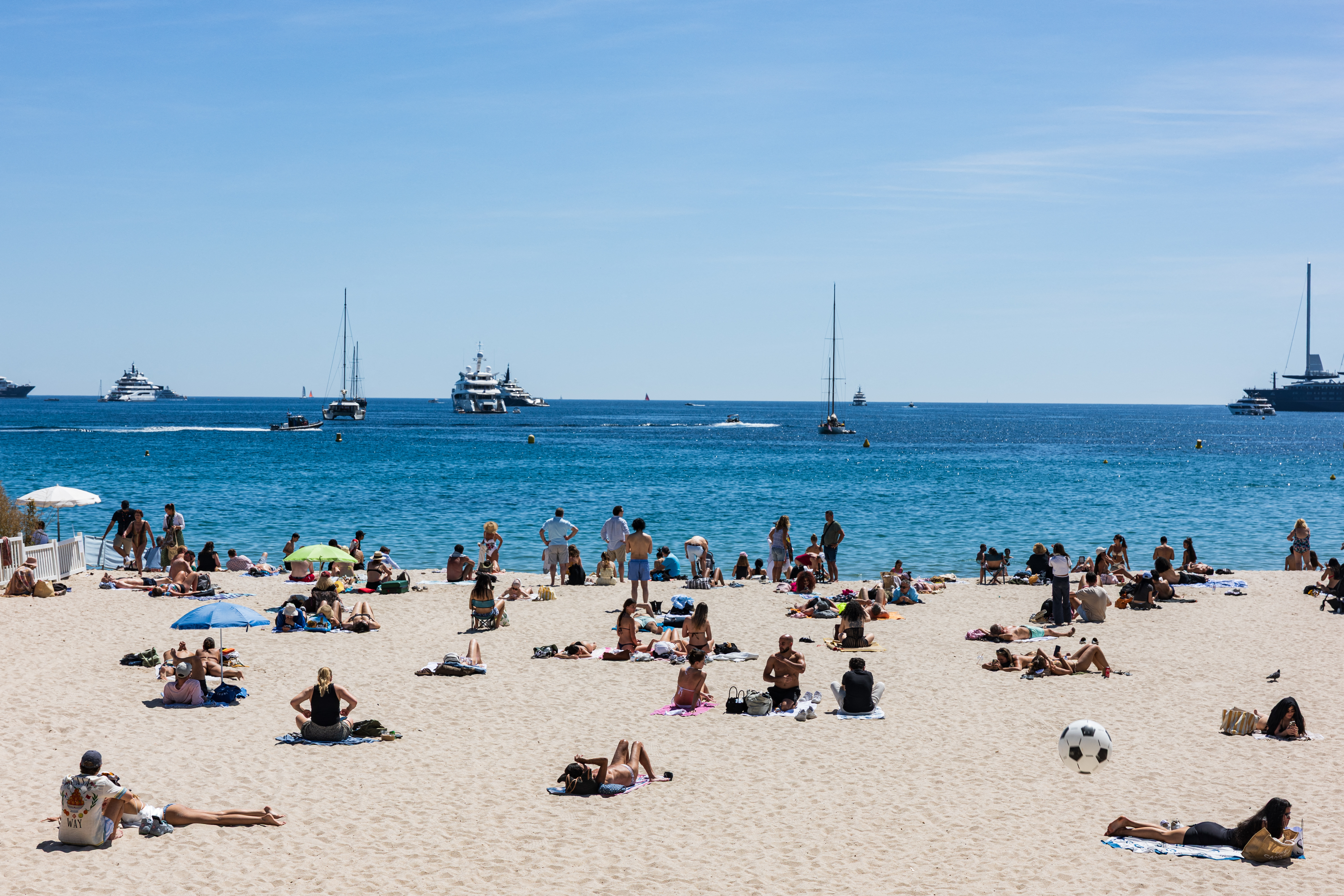 Un "poisson mordeur": Une baigneuse mordue jusqu’au sang "en entrant dans l’eau" à Cannes