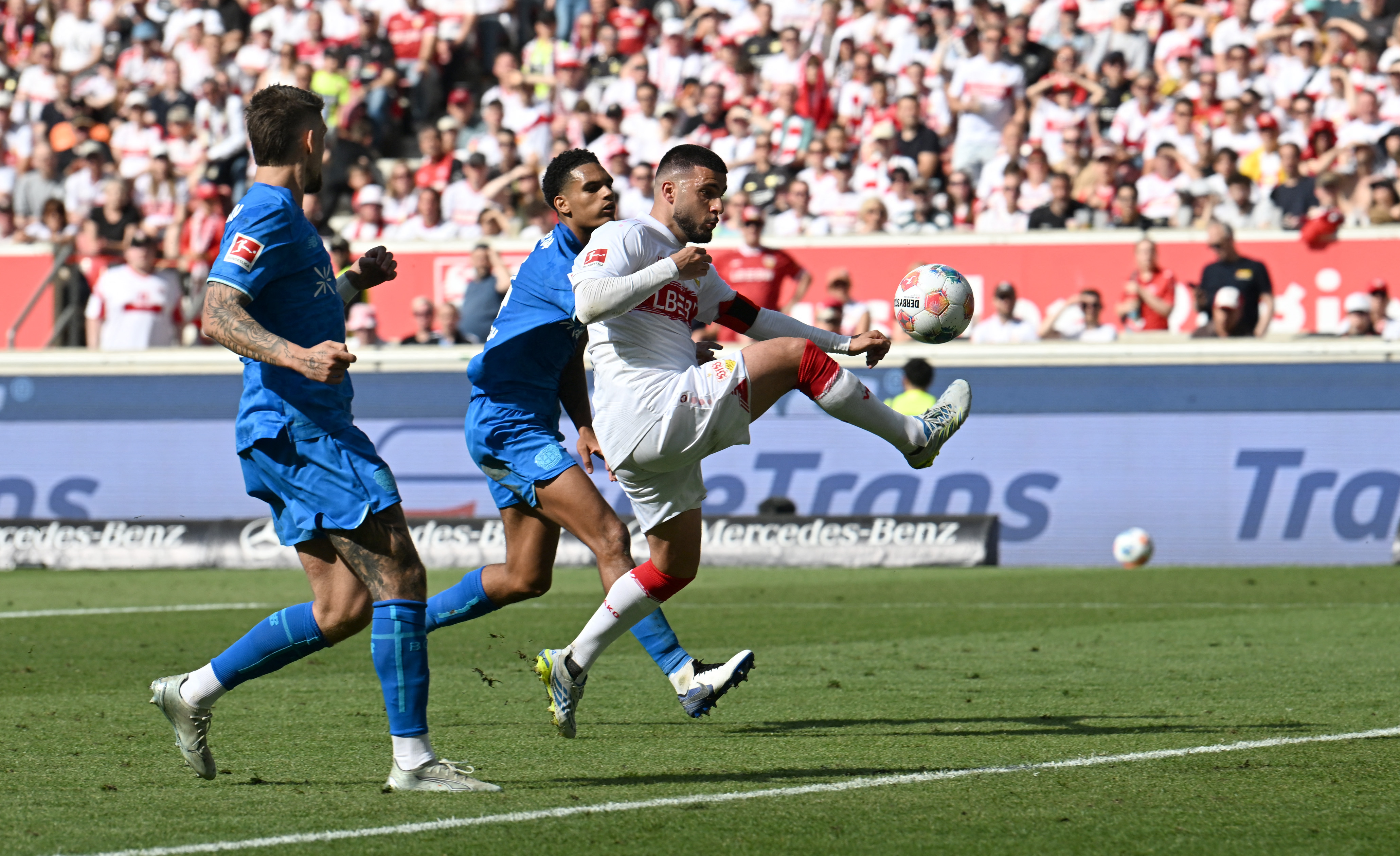 Bundesliga: Victoire fir Stuttgart géint Leverkusen, St. Pauli verléiert a bleift op der direkter Ofstigsplaz