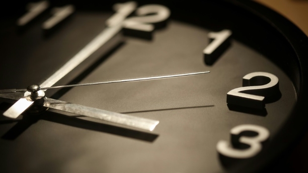 Eng Stonn manner Schlof: An der Nuecht op e Sonndeg gëtt d'Auer geréckelt