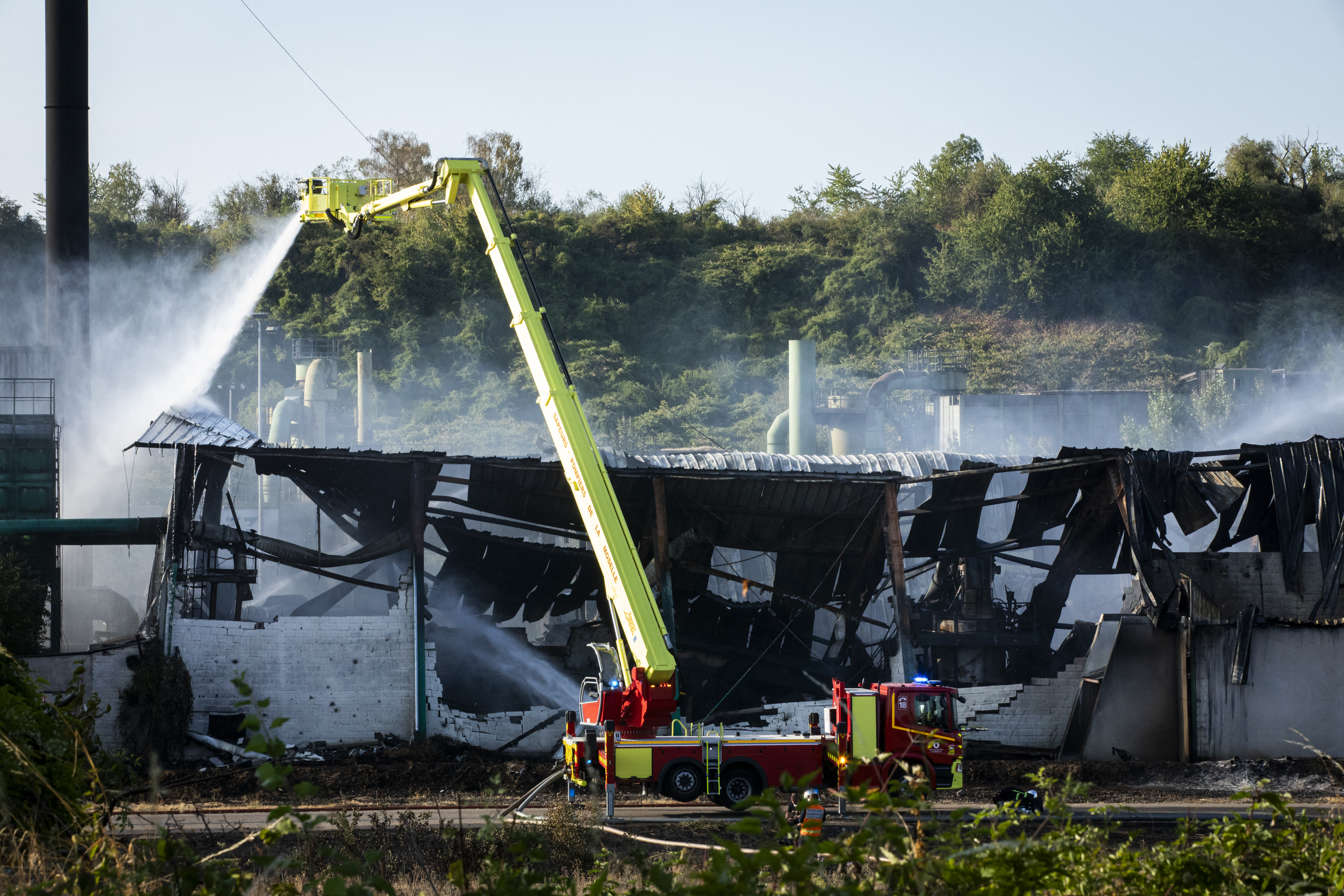 Incendie en Moselle: Ce que les riverains doivent savoir avant de boire, manger ou se baigner