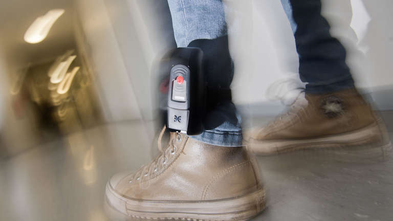 Ënnert bestëmmte Konditiounen: Elektronesch Foussfessel als Alternativ zum Prisong