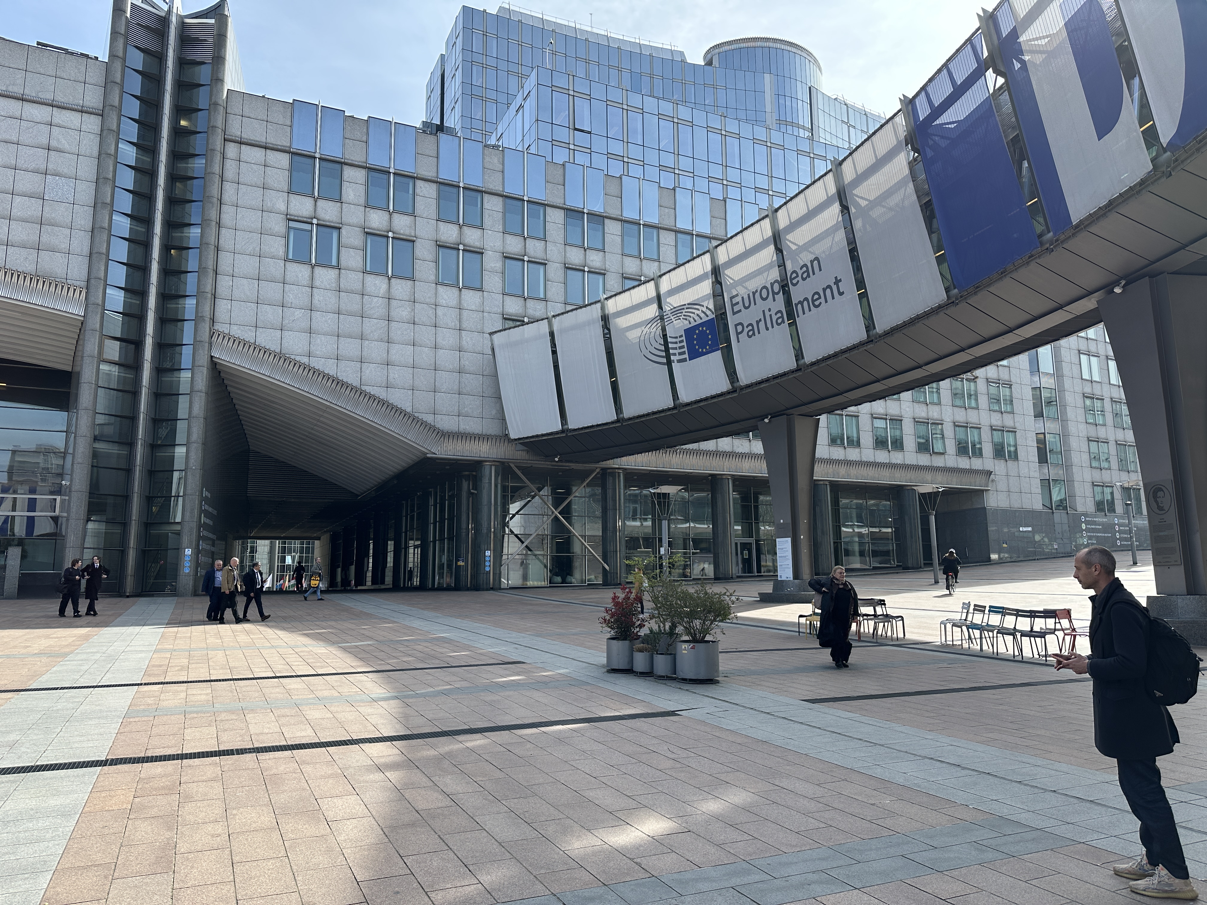 Mat de Stëmme vun der Extrême droite: D'EU-Parlament stëmmt fir Expulsiounszentere baussent der EU