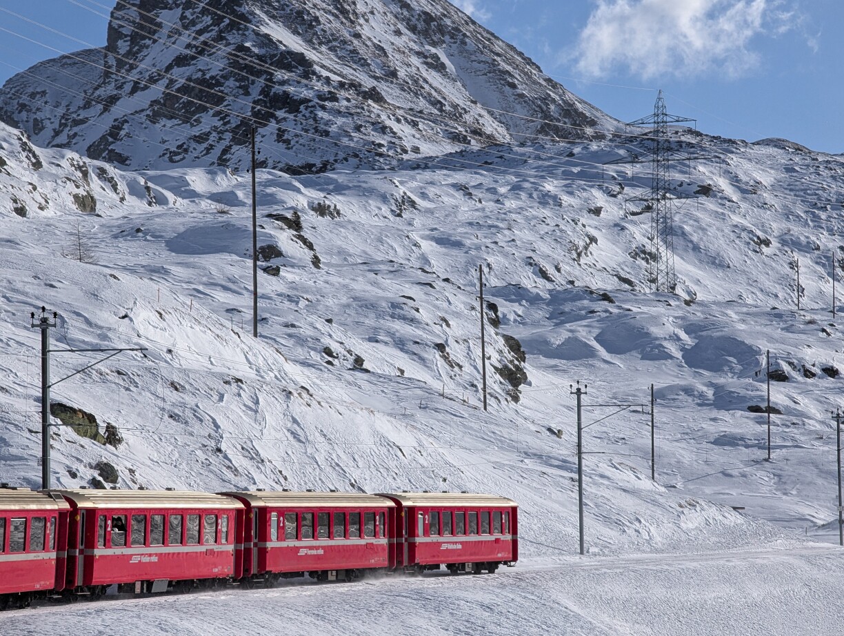 Update: Southern Switzerland: Swiss train derails, injuries likely: police