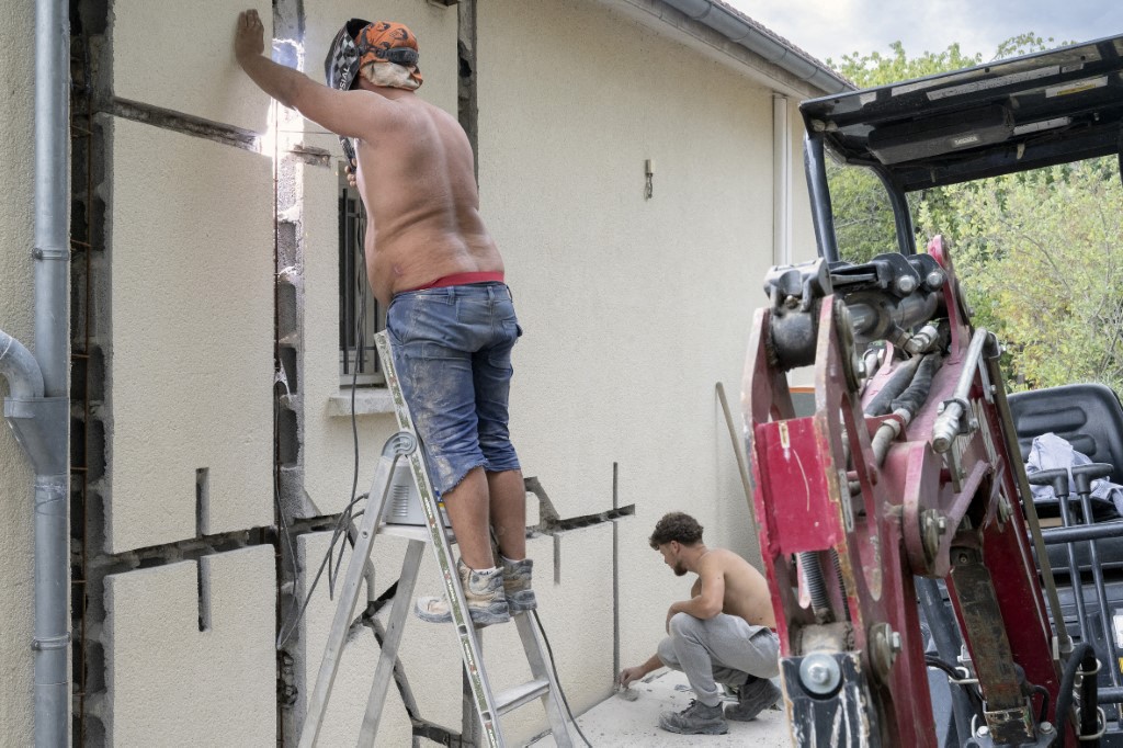 Schluss mam "Maurerdekolletee": A franséischem Baumaart kritt een elo Spezialënnerwäsch